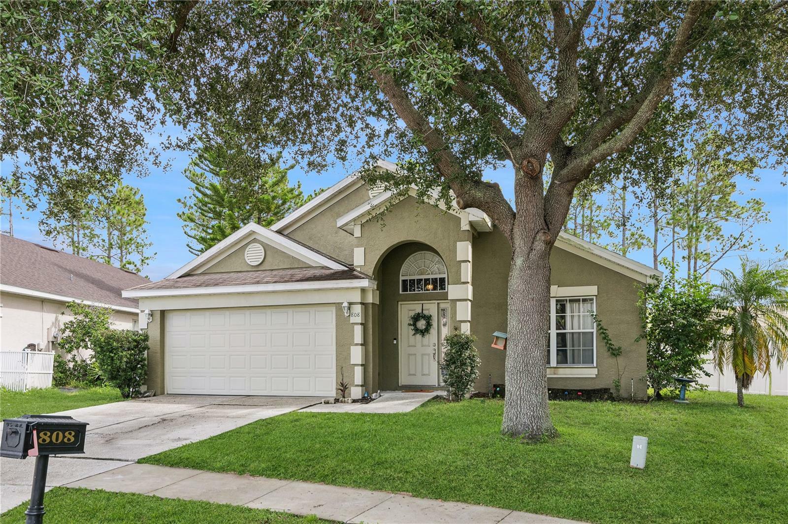 Property Photo:  808 Oxford Drive  FL 33897 