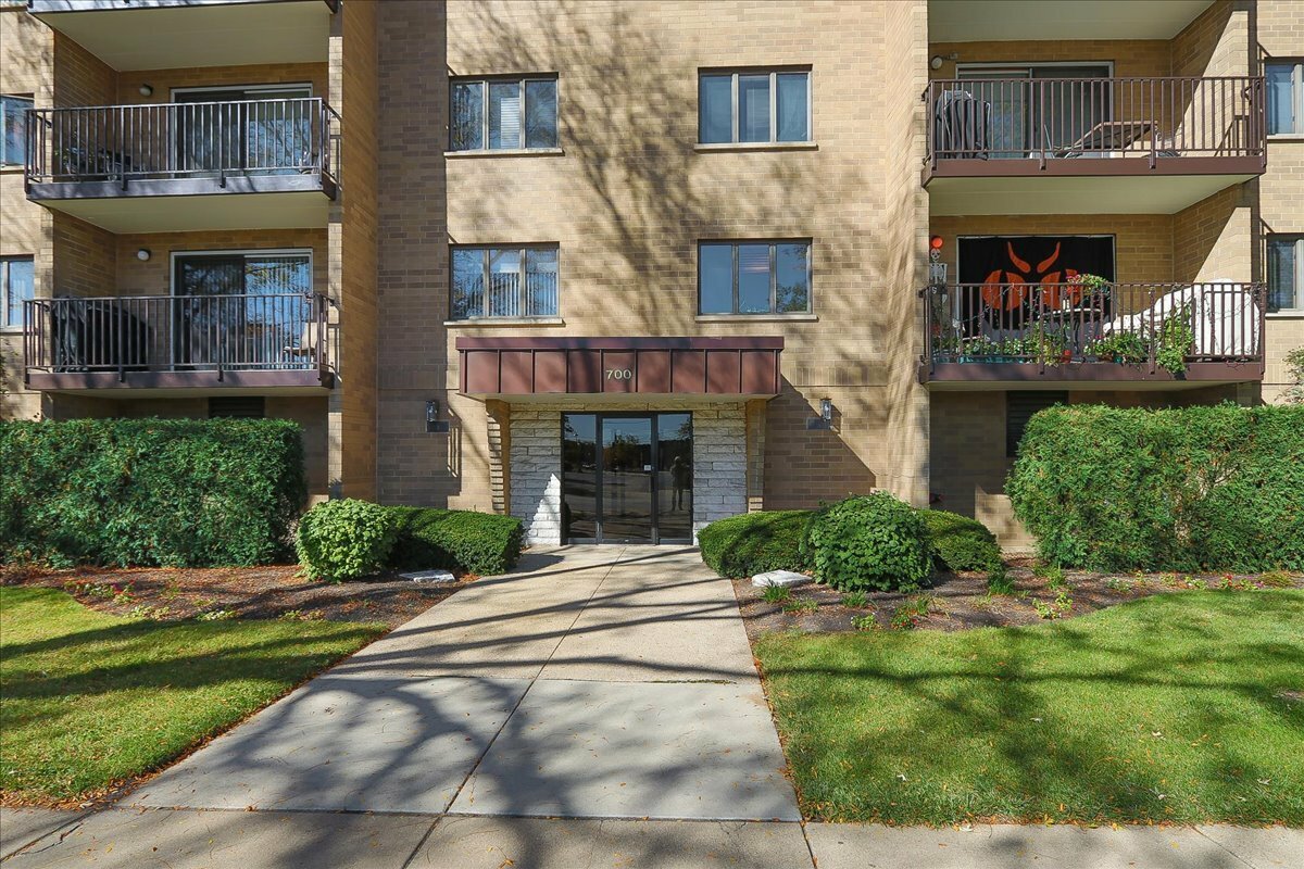 Property Photo:  700 Graceland Avenue 606  IL 60016 