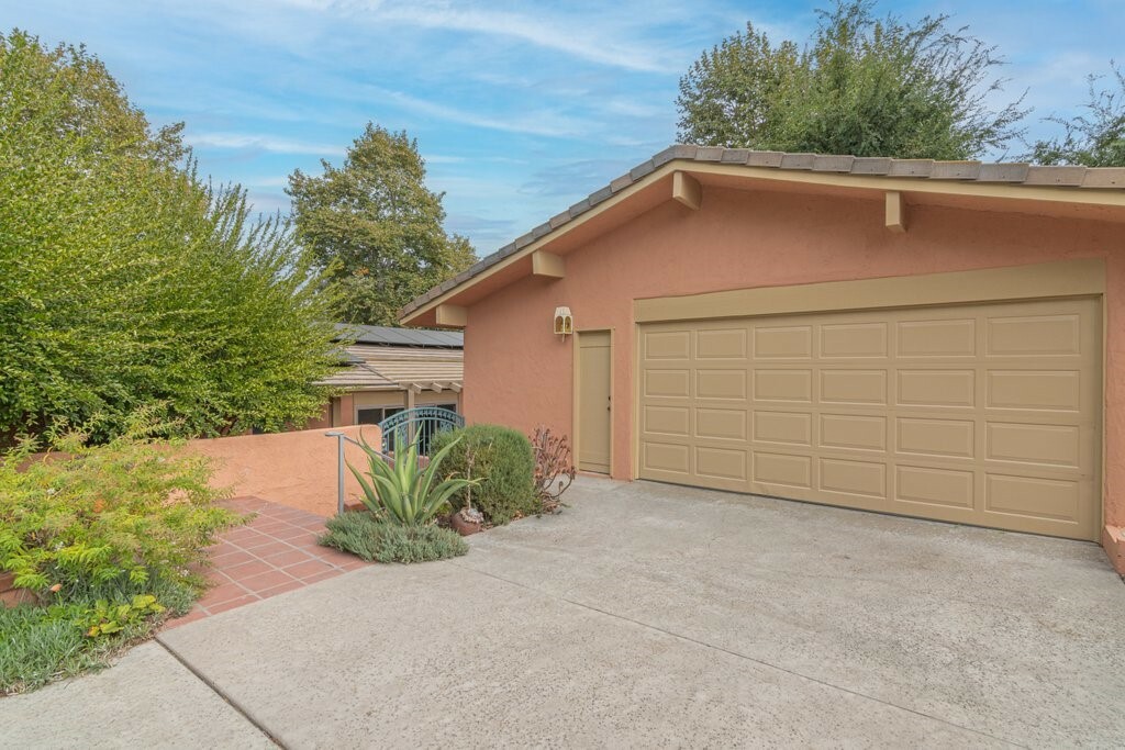 Property Photo:  41070 Avenida Verde  CA 92591 