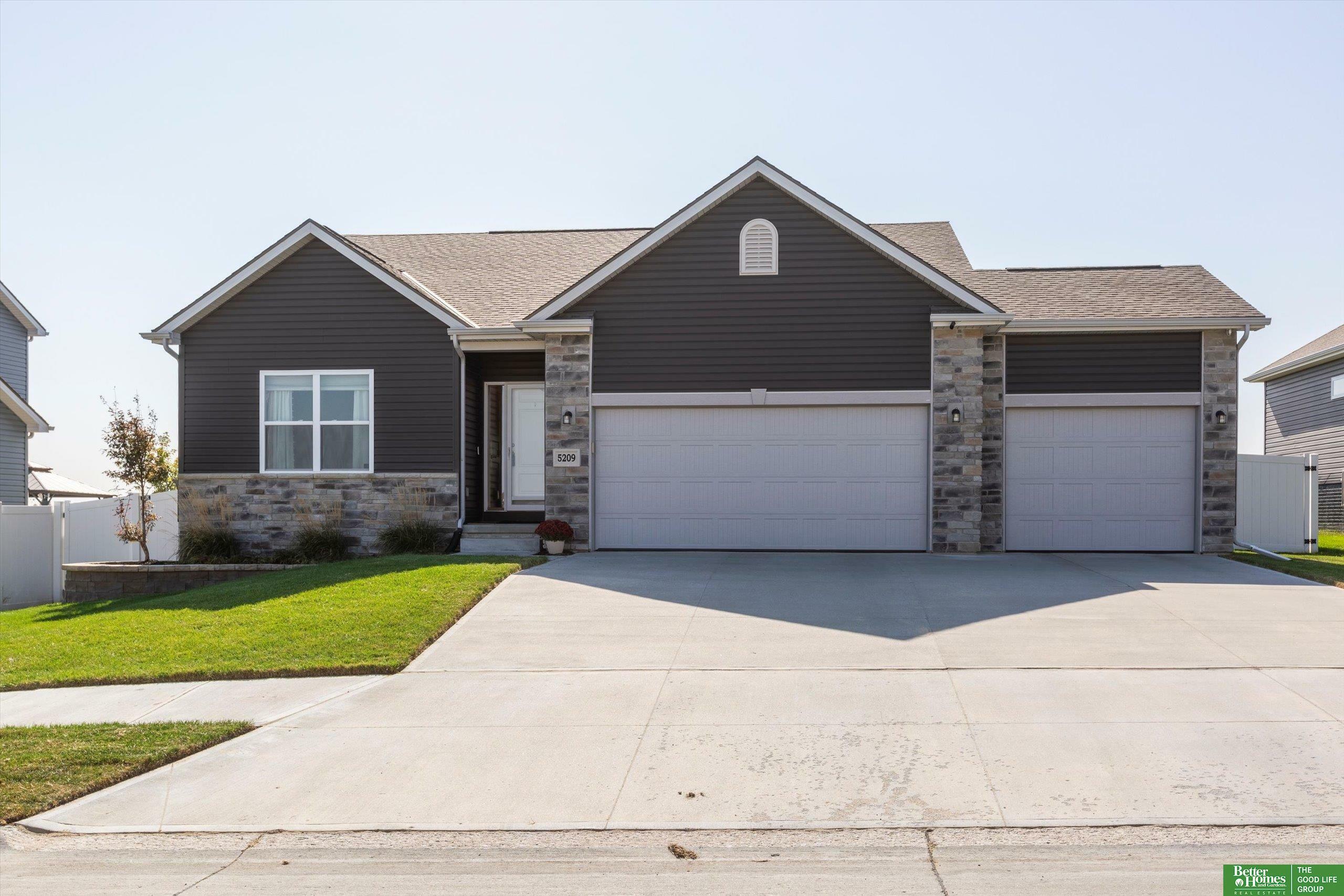 5209 Lynnwood Drive  Papillion NE 68133 photo