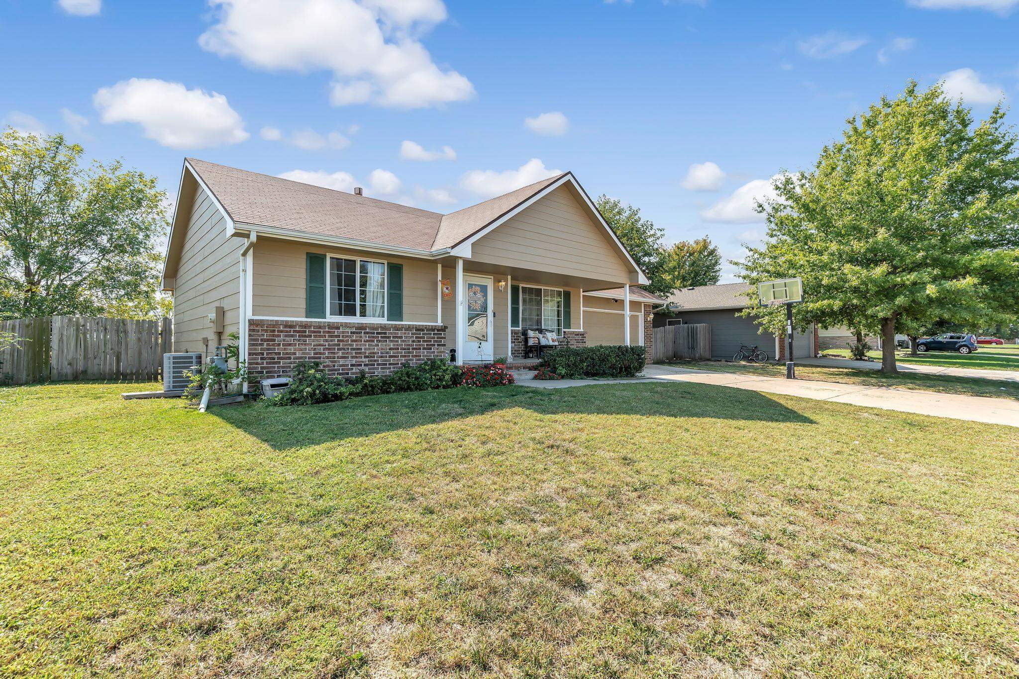 Property Photo:  1801 E Summerwood St  KS 67052 