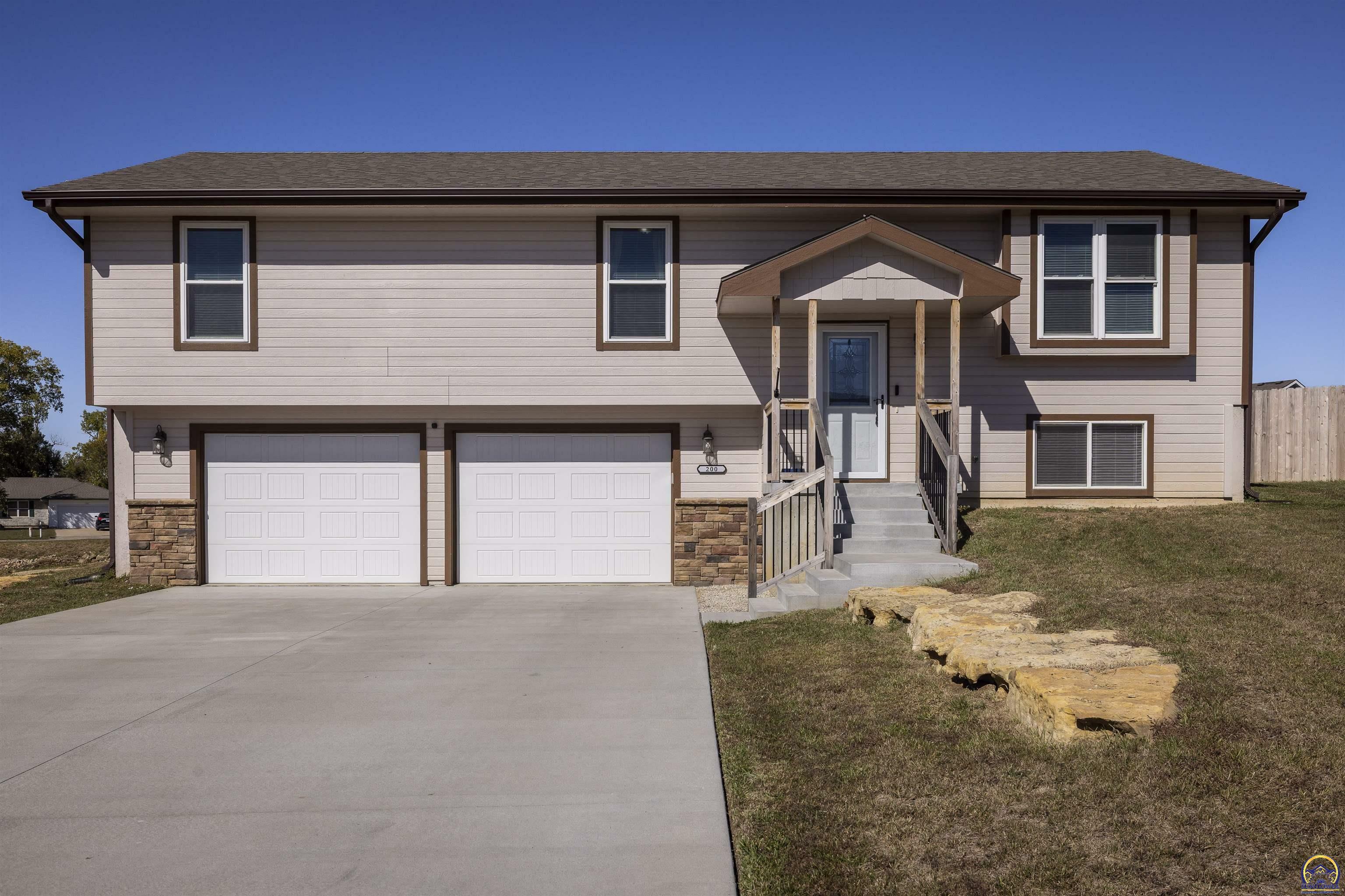 Property Photo:  200 SE 44th St  KS 66609 