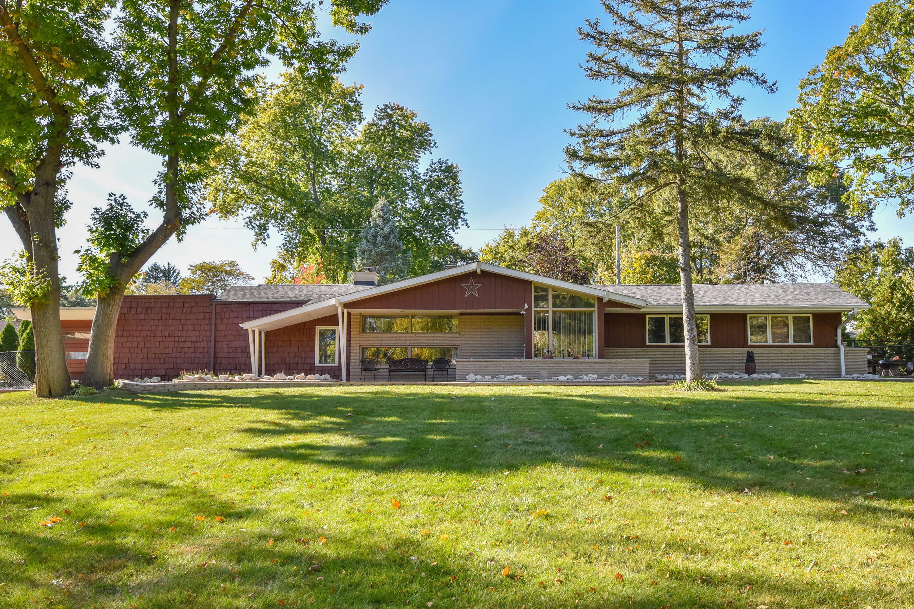 Property Photo:  N61w16042 Beechwood Dr  WI 53051 