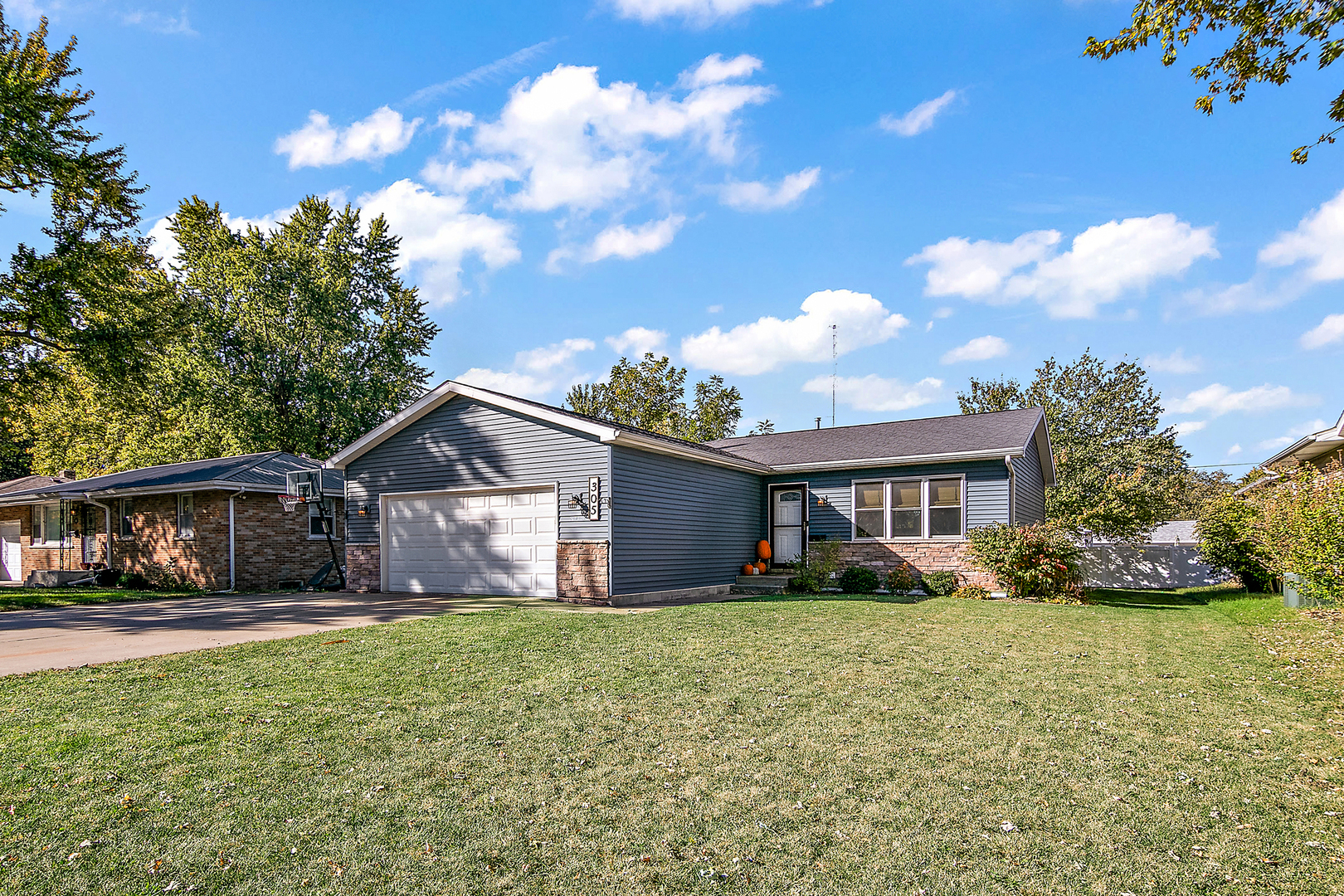 Property Photo:  305 N Ashley Avenue  IL 60914 