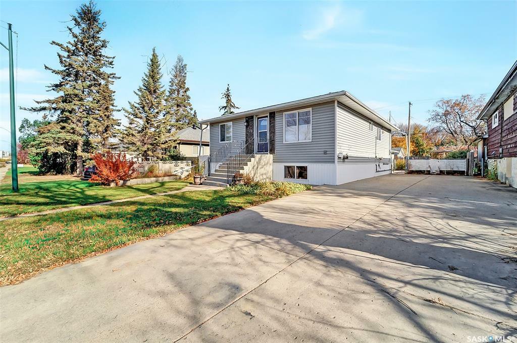 Property Photo:  738 Weldon Avenue  SK S7M 2V2 