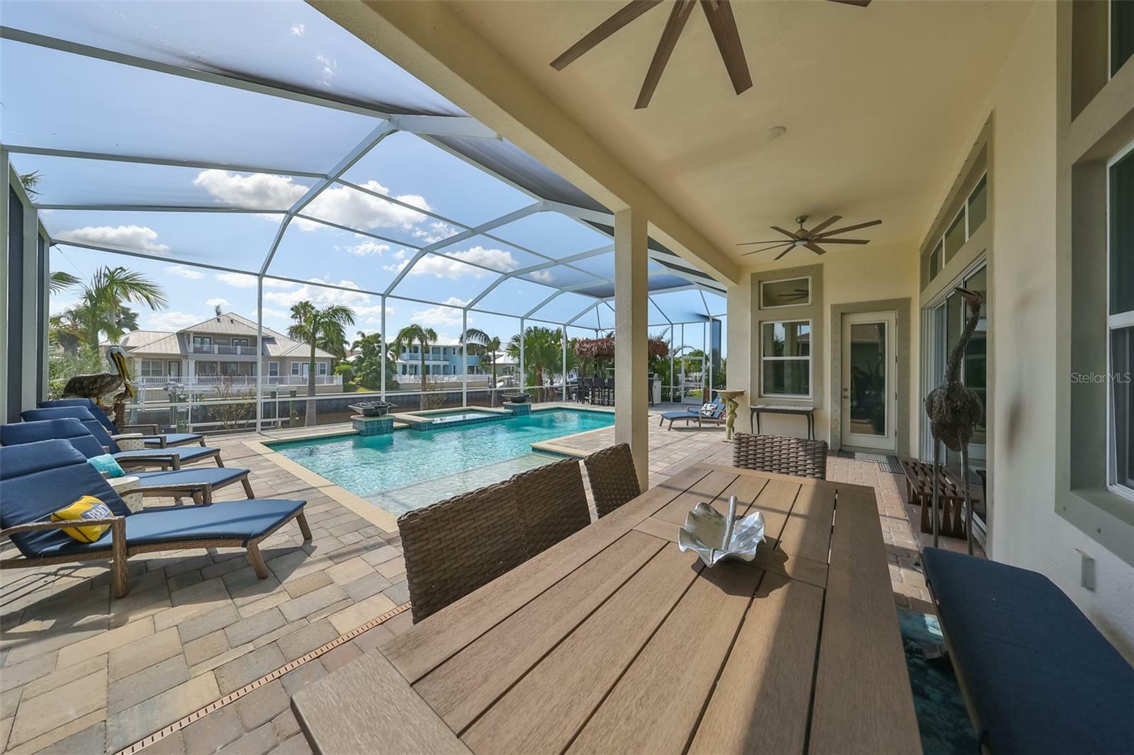 Property Photo:  998 Signet Drive  FL 33572 