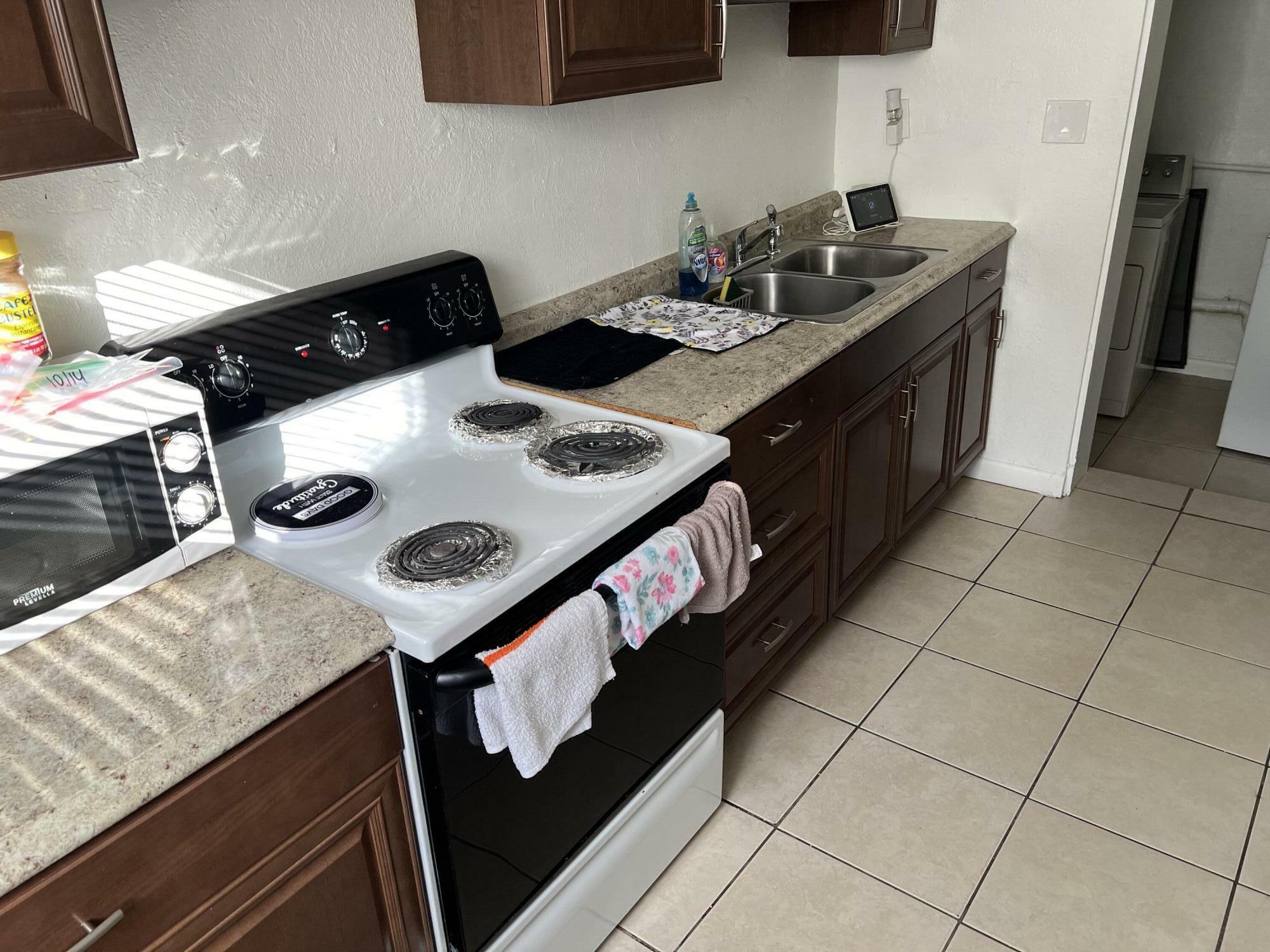 Property Photo:  3201 Glendale Boulevard  FL 33312 