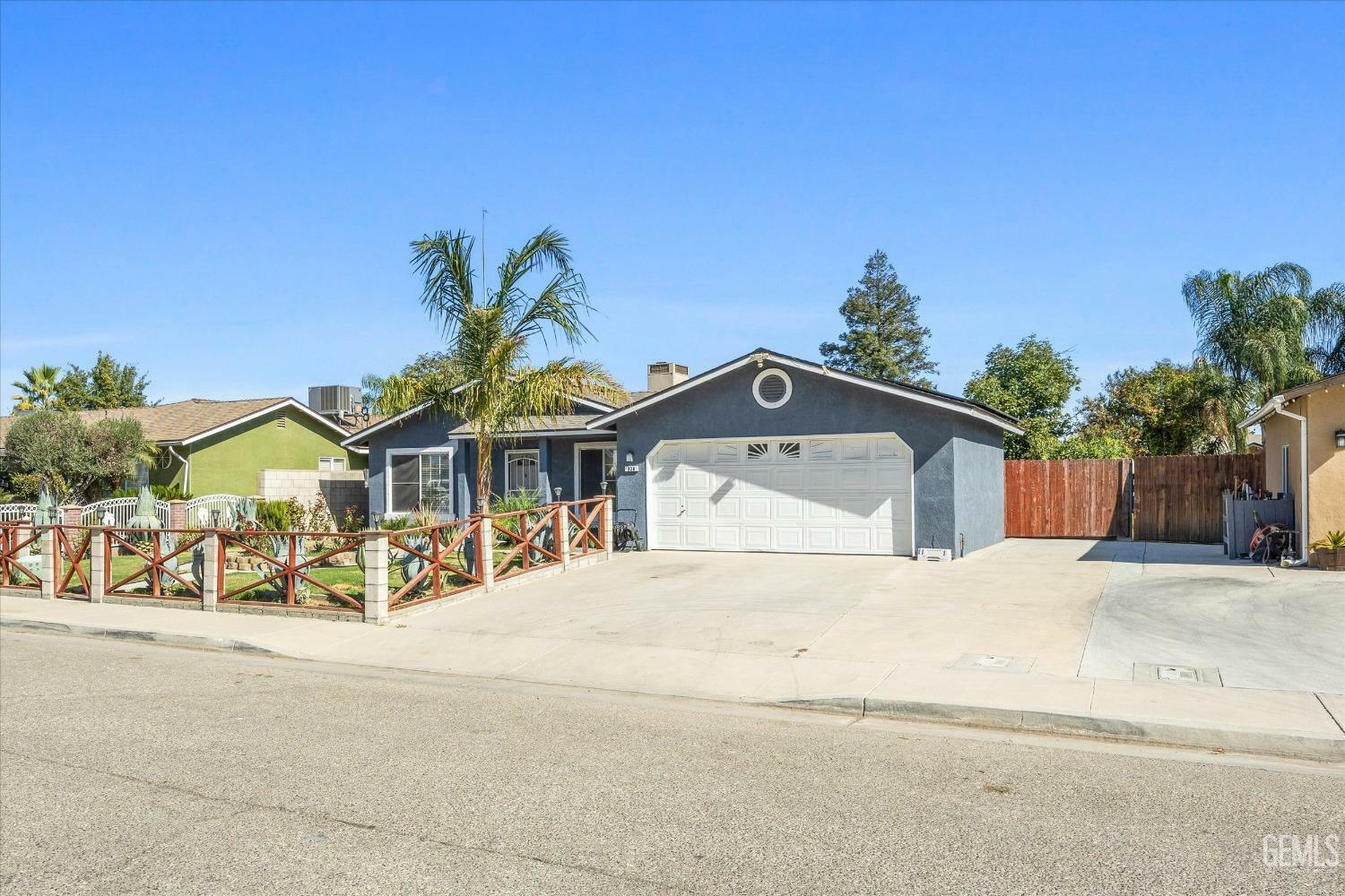 Property Photo:  838 Brittany Street  CA 93263 