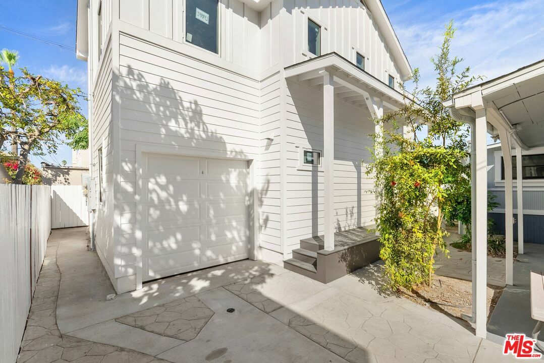 Property Photo:  1955   Bonsallo Ave  CA 90007 