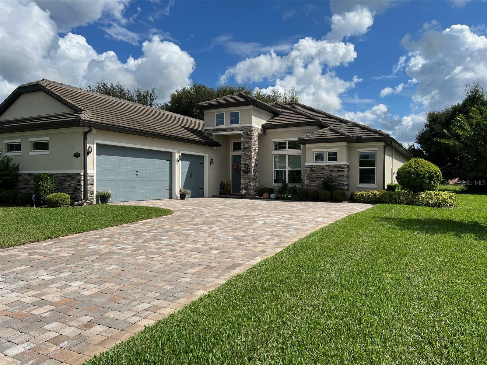 Property Photo: 25877 Crossings Bluff Lane FL 32776