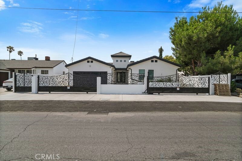 Property Photo:  13840 Valerio Street  CA 91405 