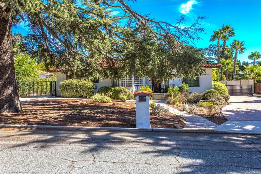 Property Photo:  946 Linda Vista Drive  CA 92220 