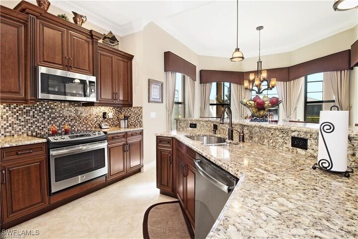 Property Photo: 7352 Lantana Way FL 34119
