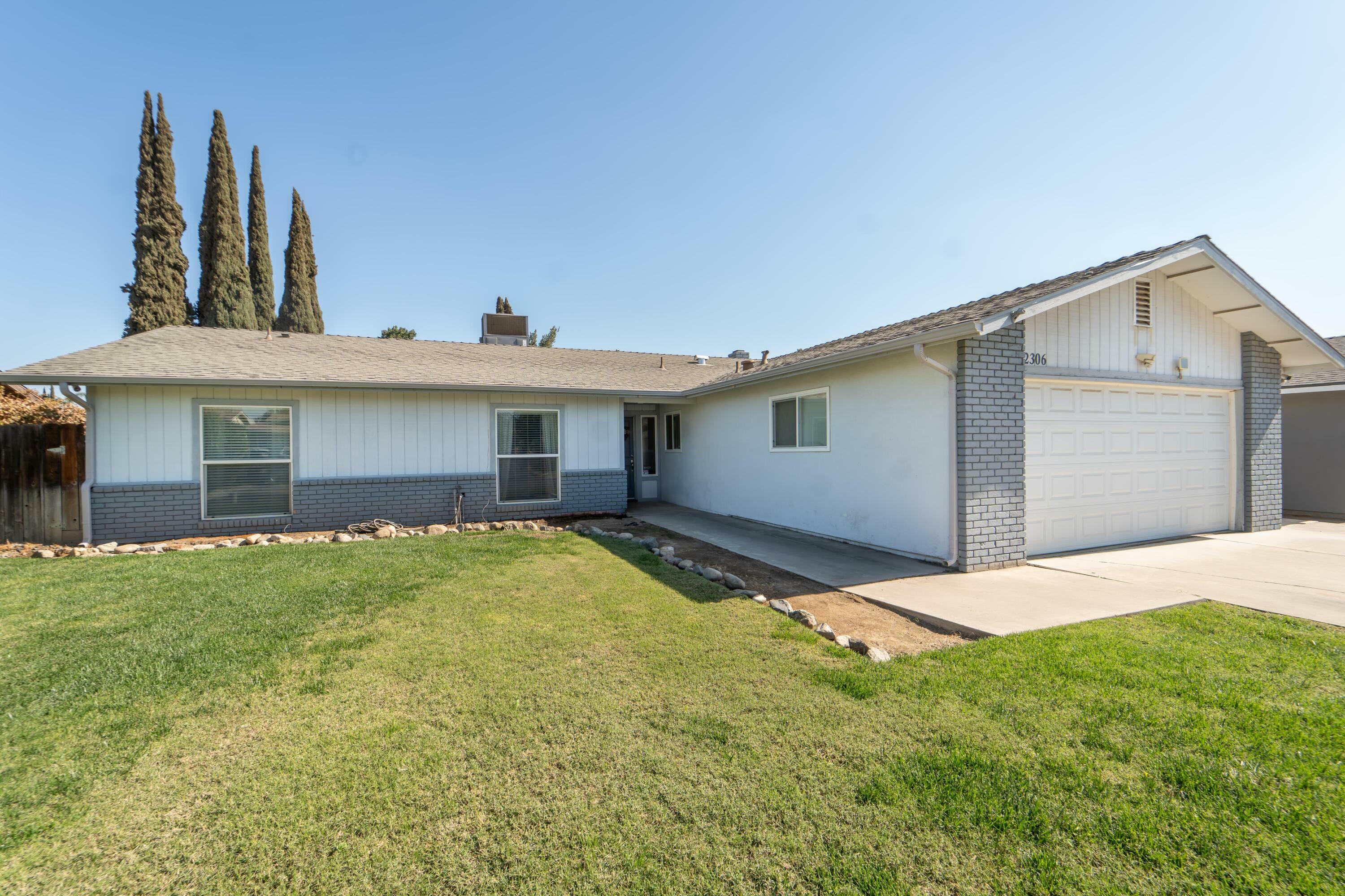 Property Photo:  2306 S Memory Street  CA 93277 