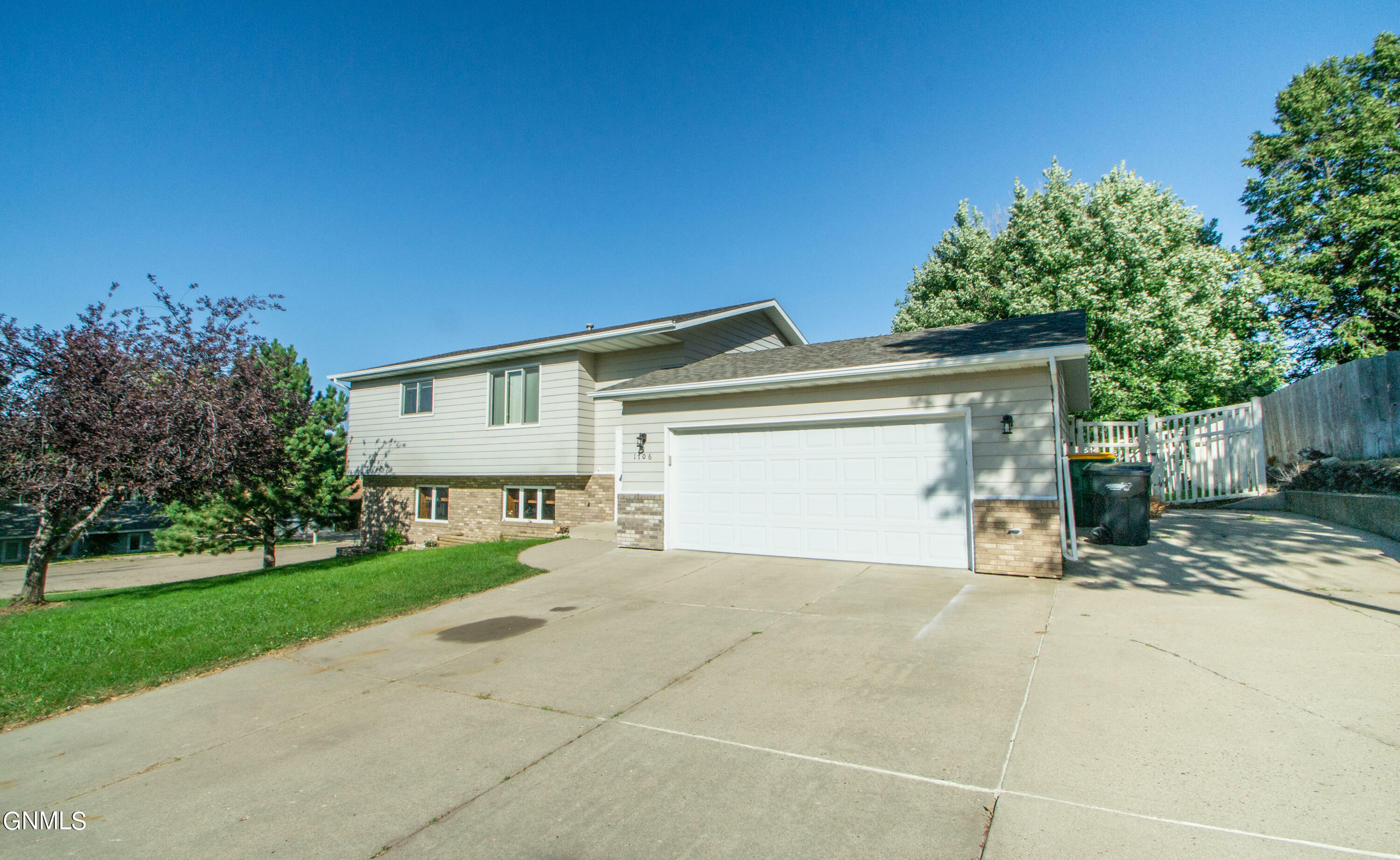 Property Photo:  1706 12th Avenue SE  ND 58554 