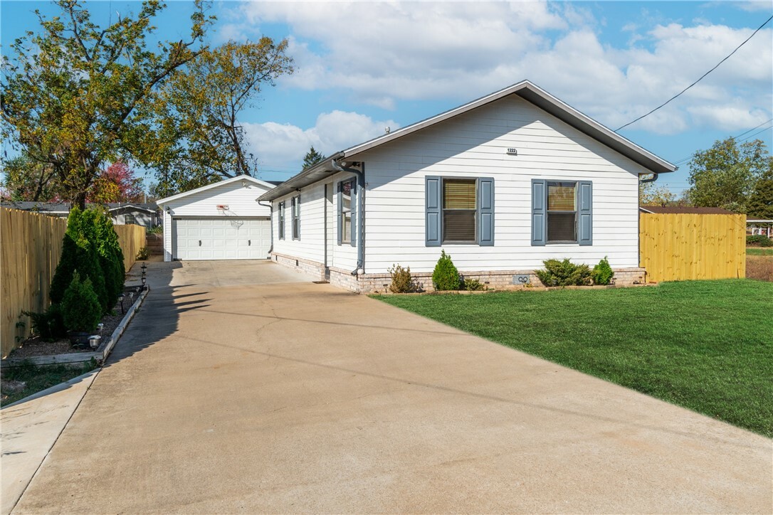 Property Photo:  1222 S 4th Street  AR 72756 