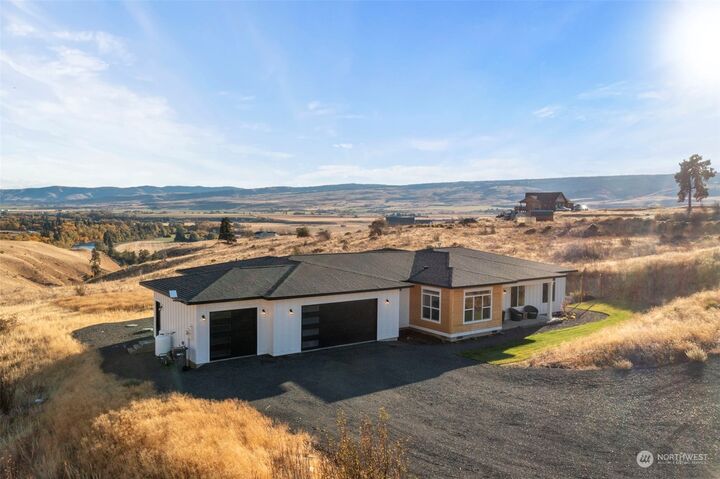 Property Photo:  1601  Deer Valley Drive  WA 98926 