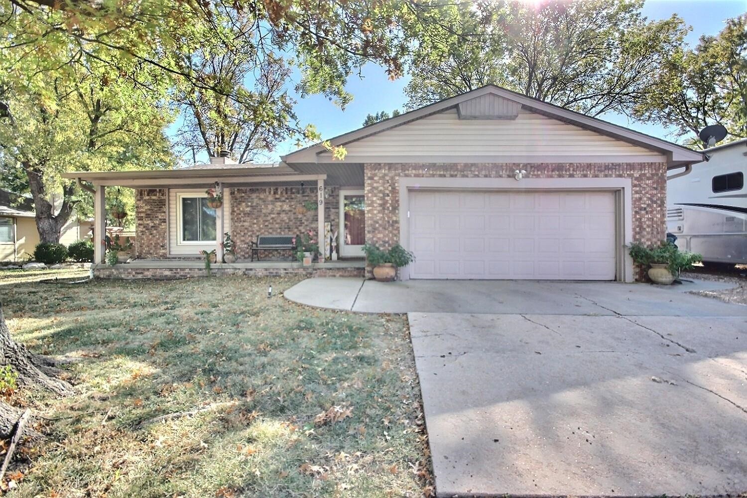 Property Photo:  619 W Allison St  KS 67002-9414 