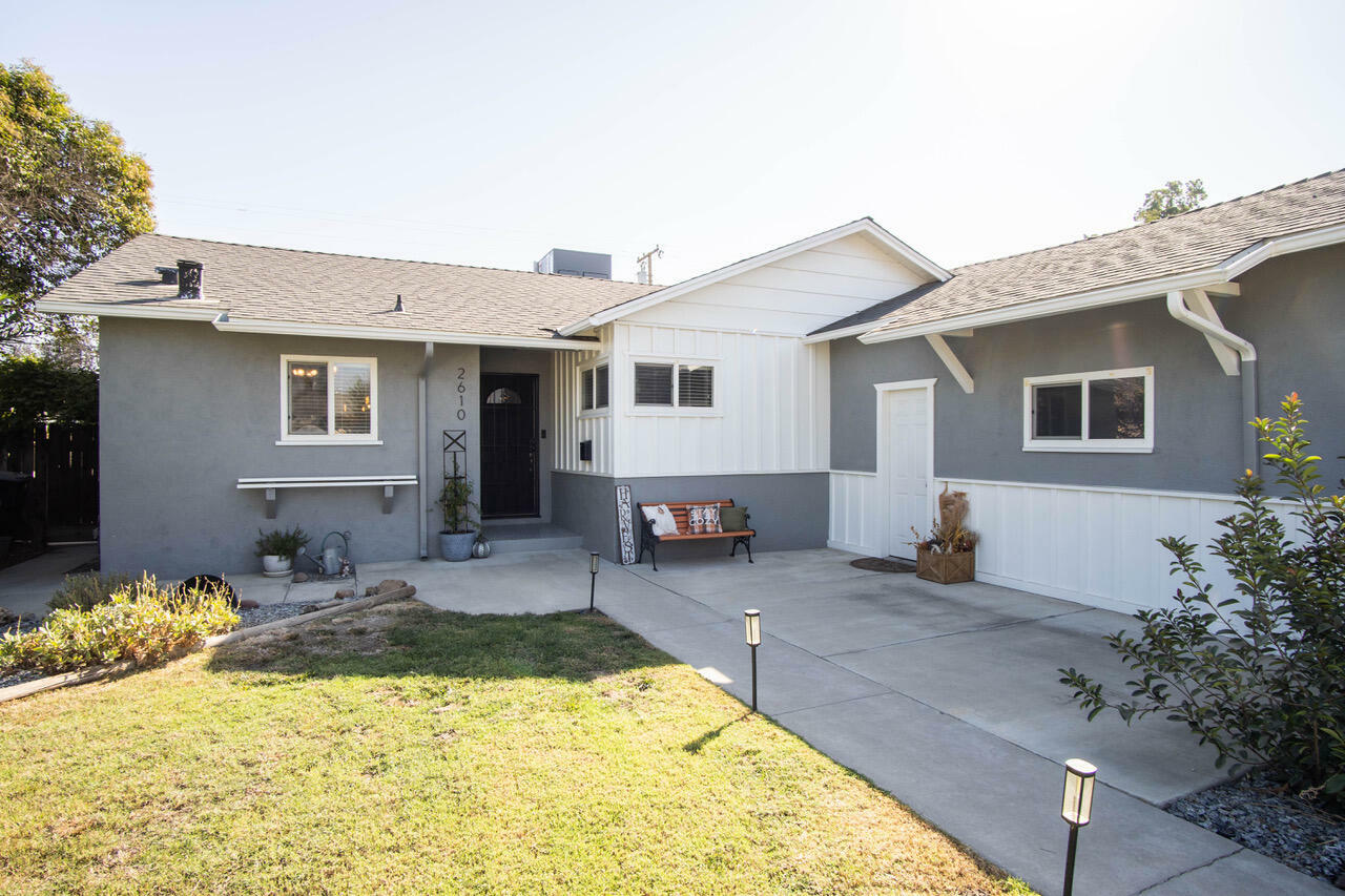 Property Photo:  2610 S Locust Street  CA 93277 