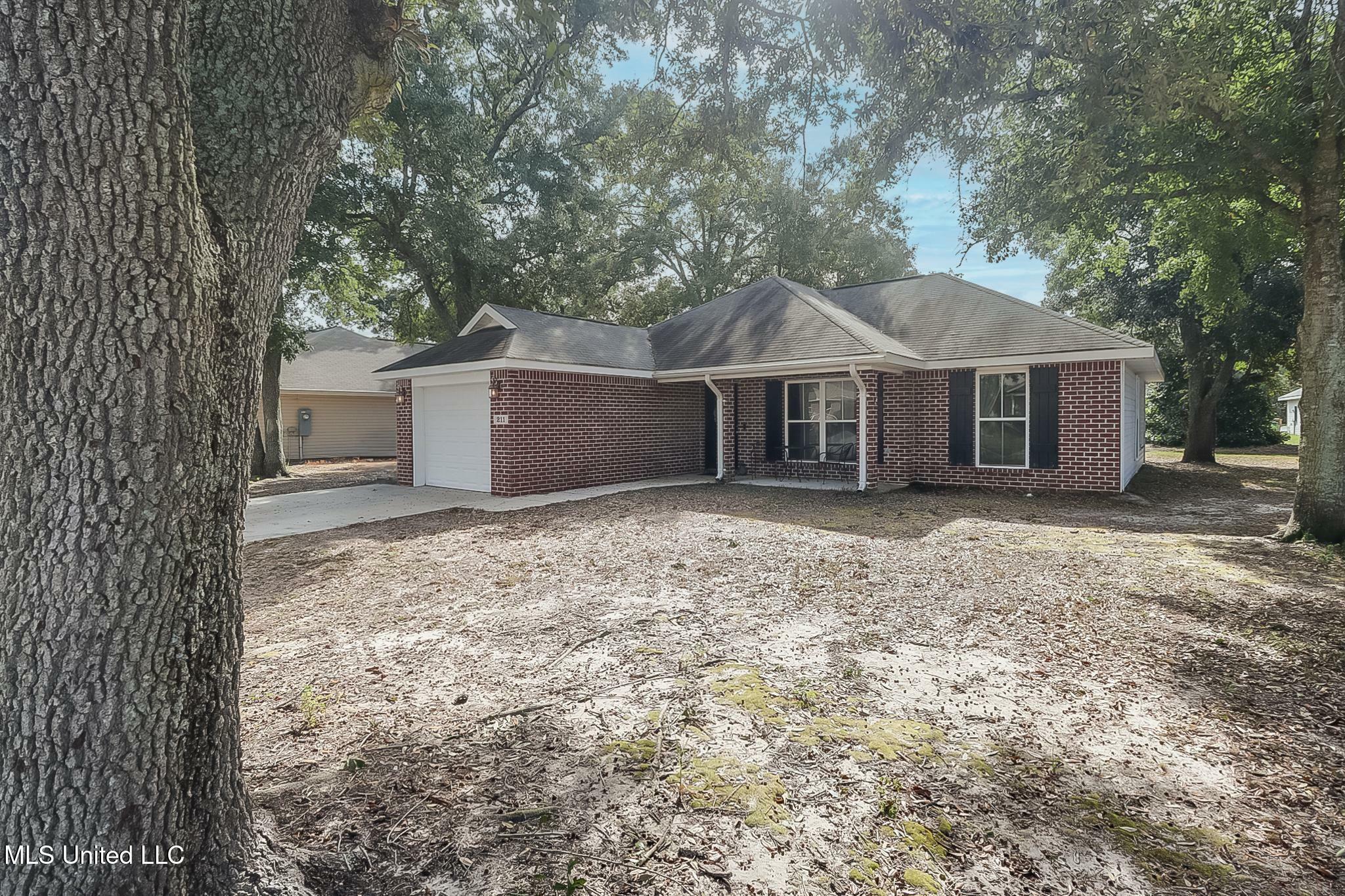 Property Photo:  211 Lantana Boulevard  MS 39560 