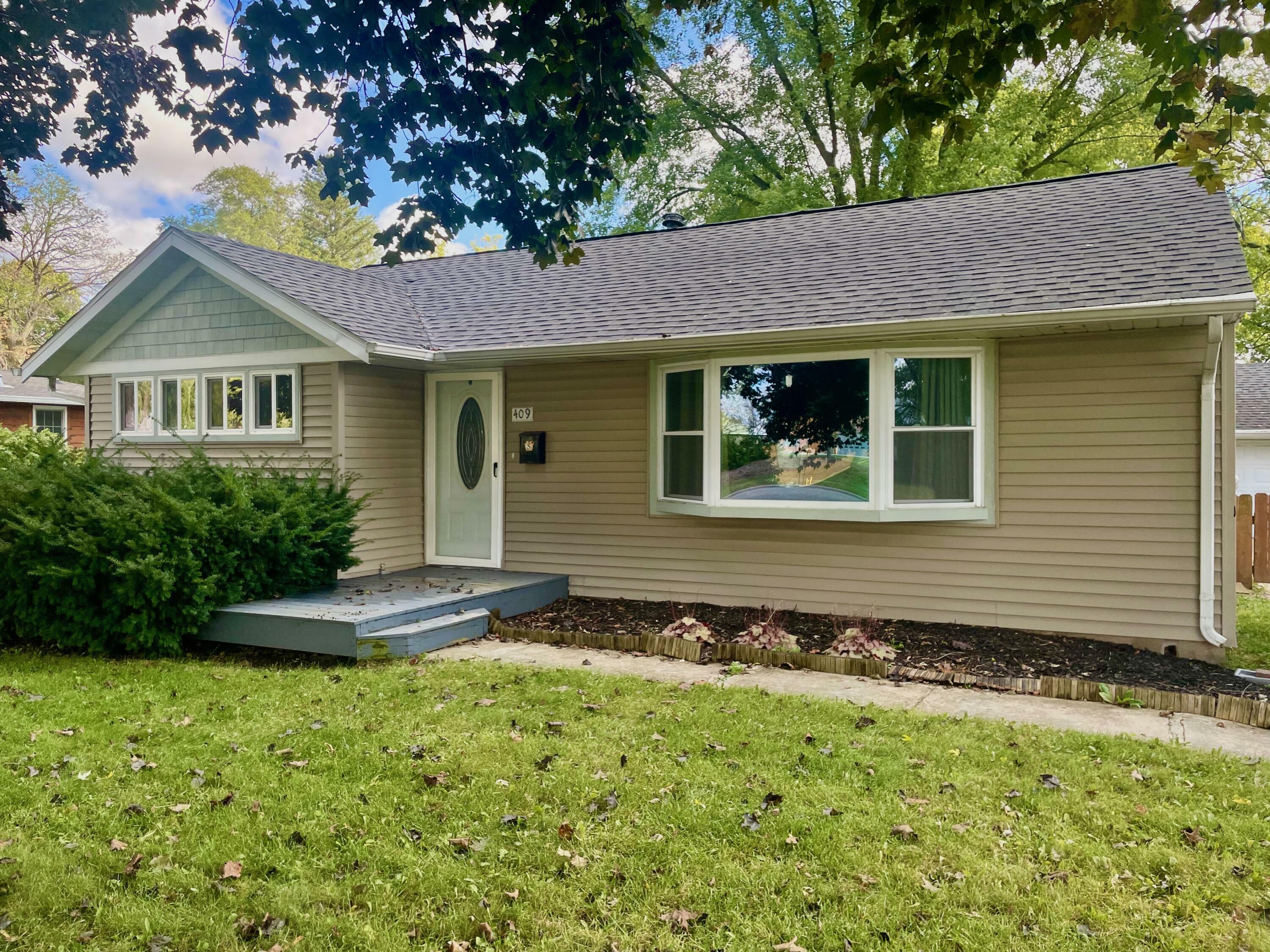 Property Photo:  409 N Lincoln St  WI 53121 