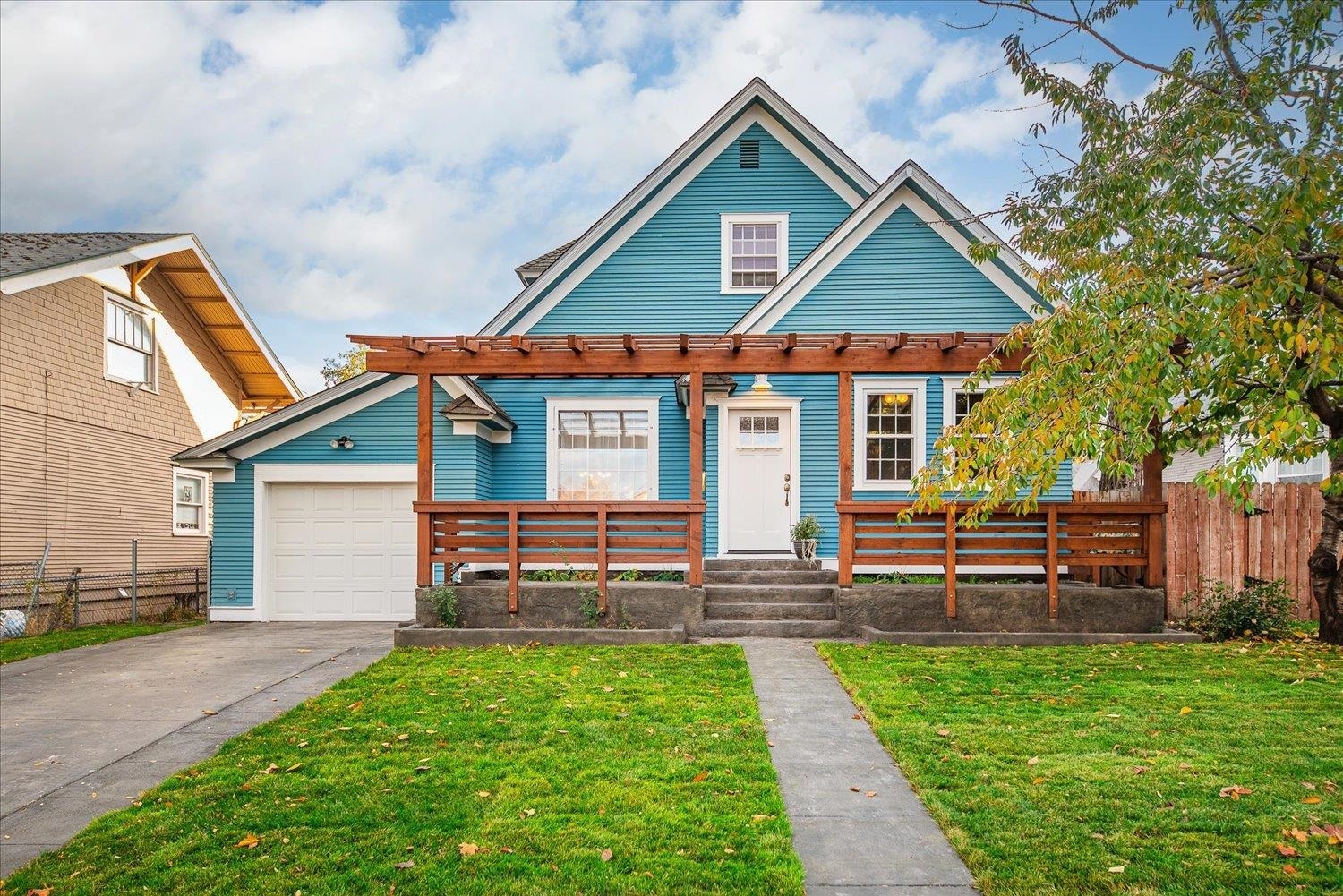 Property Photo:  709 W Knox Ave  WA 99205 