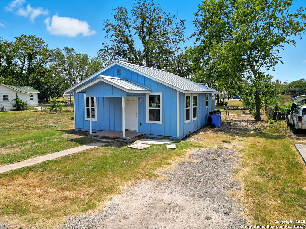 Property Photo:  725 E Pine St  TX 78155 