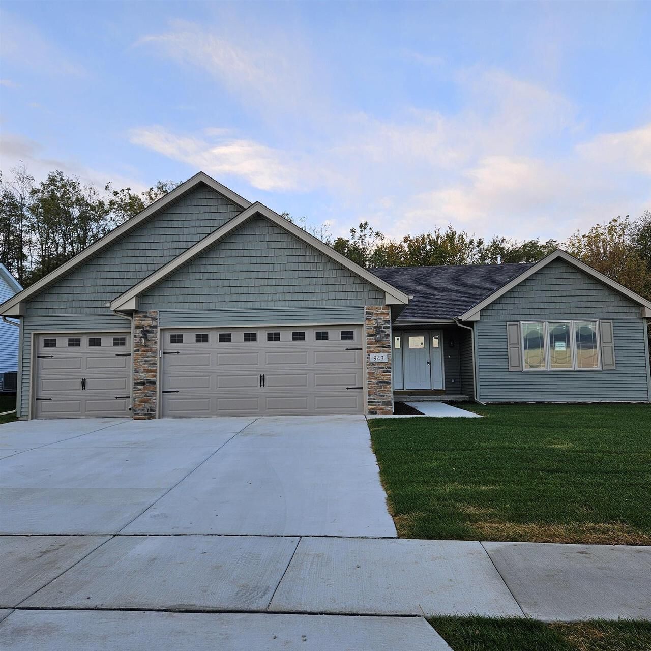 Property Photo:  943 Harsevoort Way  WI 53525