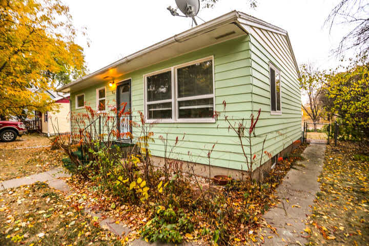 Property Photo:  806 S Cochrane St  SD 57401 