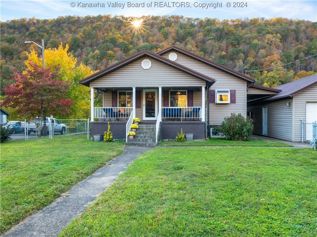 Property Photo: 135 5th Avenue WV 25086