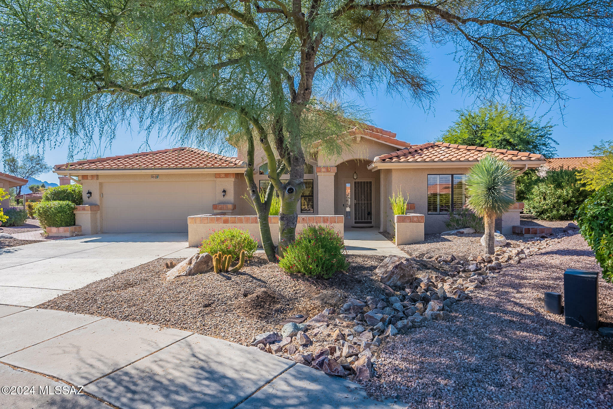 Property Photo:  962 E Royal Ridge Drive  AZ 85755 