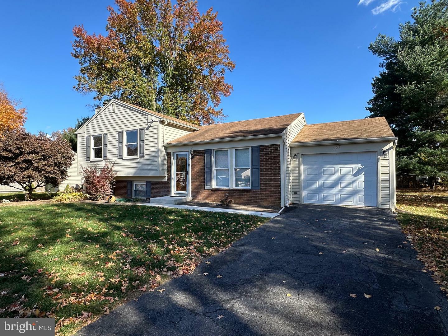 Property Photo:  127 Tanglewood Lane  PA 17601 