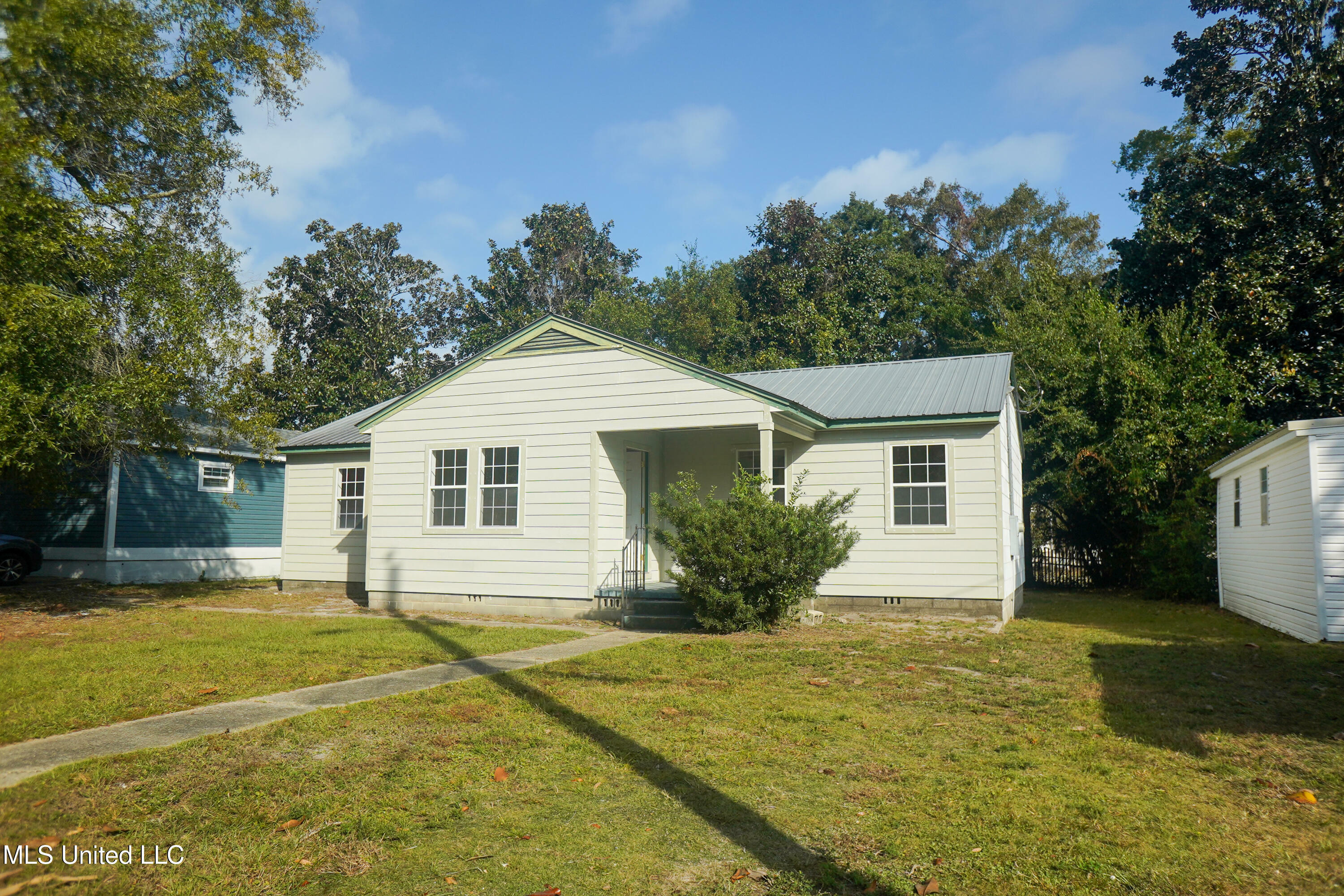 Property Photo:  1616 Hollywood Boulevard  MS 39531 