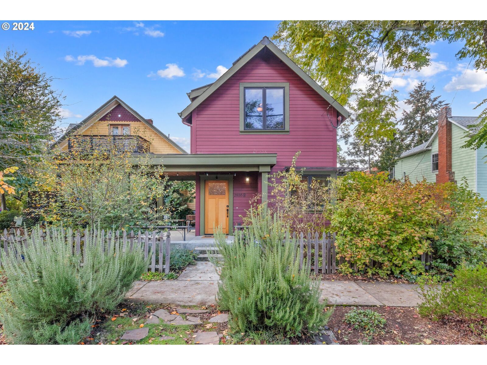 Property Photo:  2835 SE 71st Ave B  OR 97206 