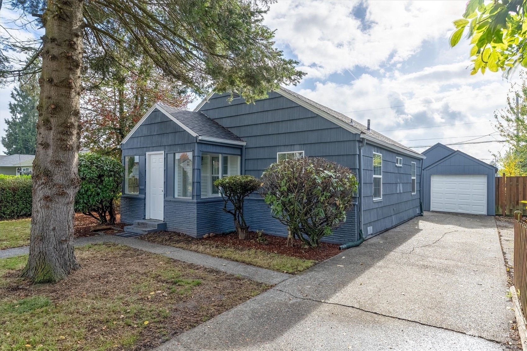 Property Photo:  3039 Hemlock Street  WA 98632 