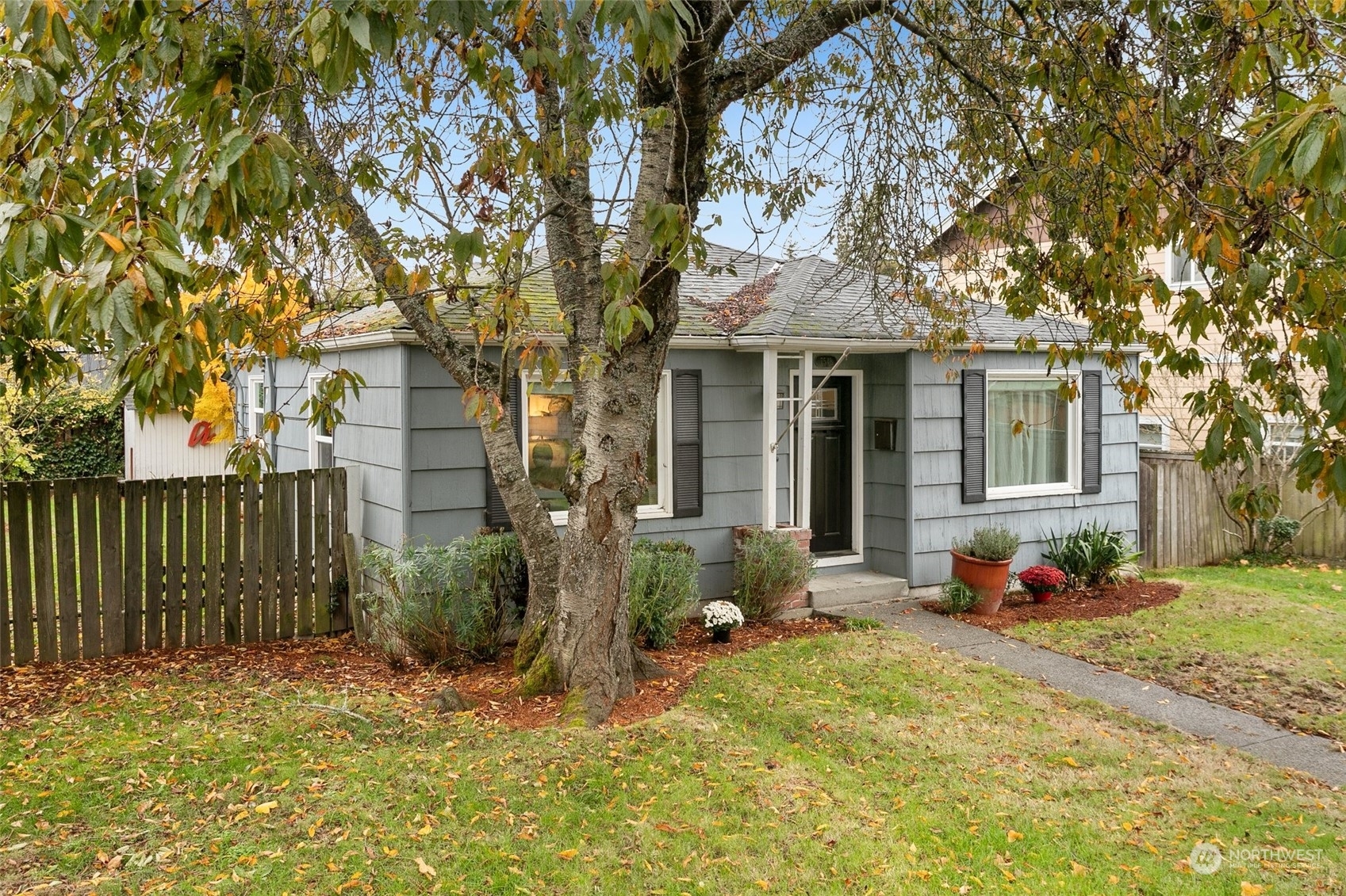 Property Photo:  7548  32nd Avenue SW  WA 98126 