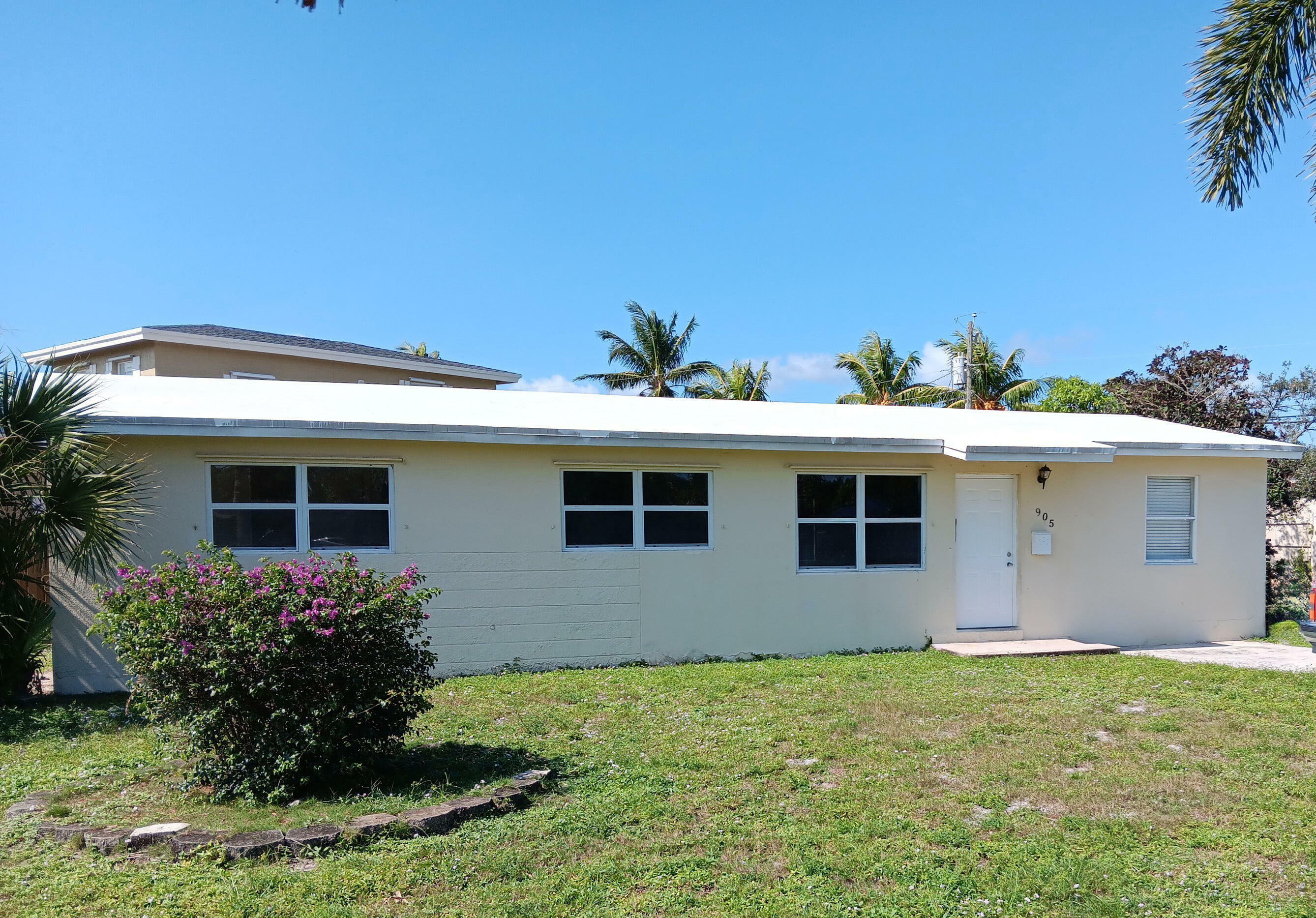 Property Photo:  905 W Kalmia Drive  FL 33403 