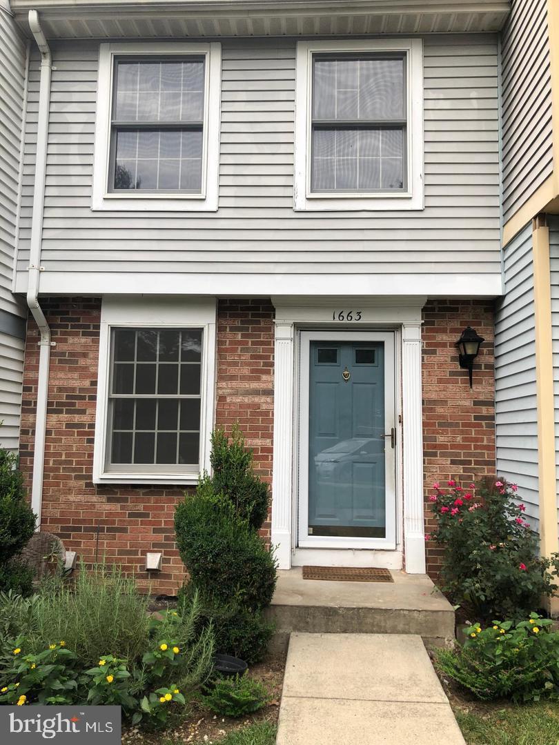 Property Photo: 1663 Harvest Green Court VA 20194