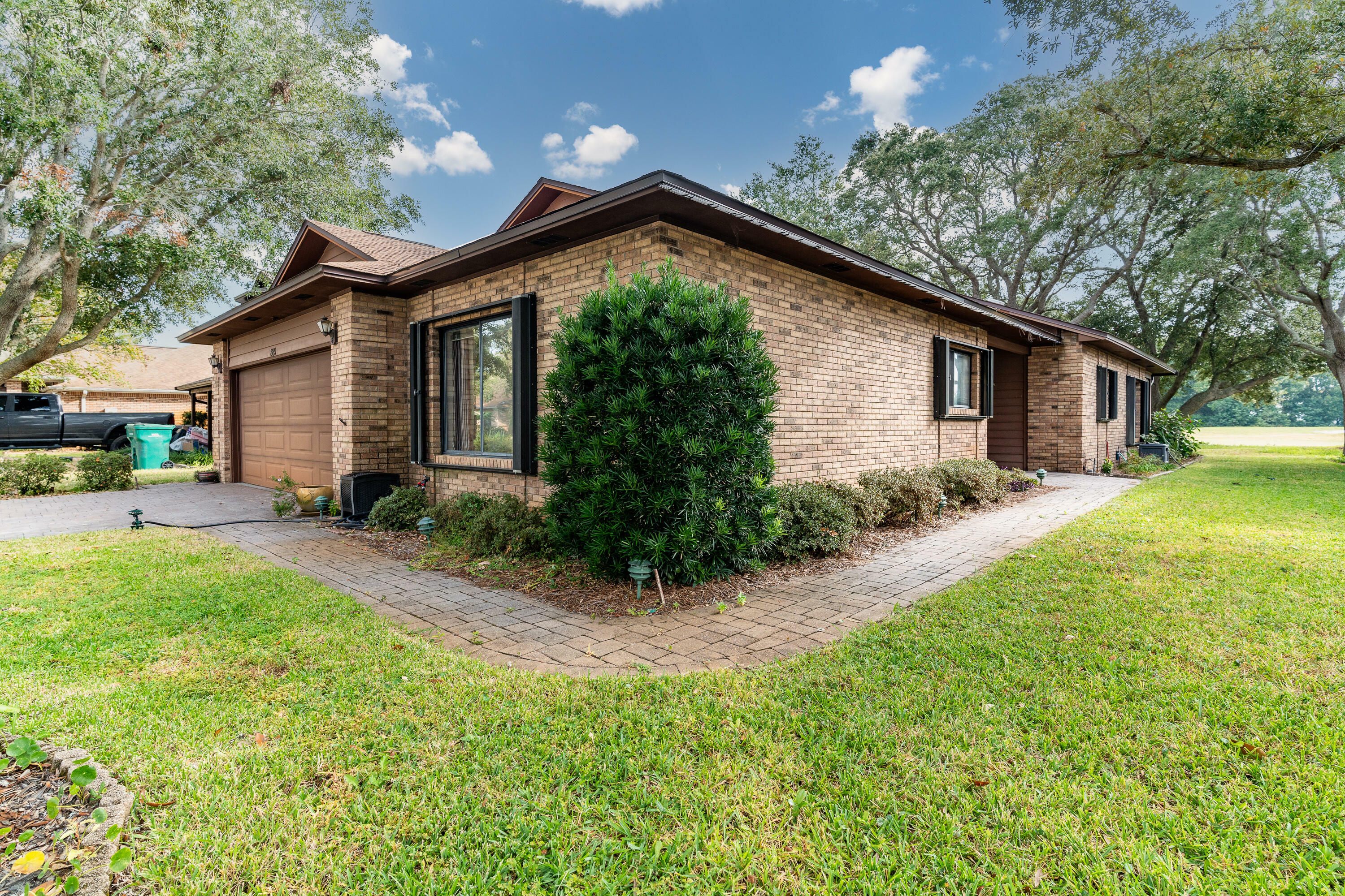 Property Photo: 889 Shalimar Court FL 32579