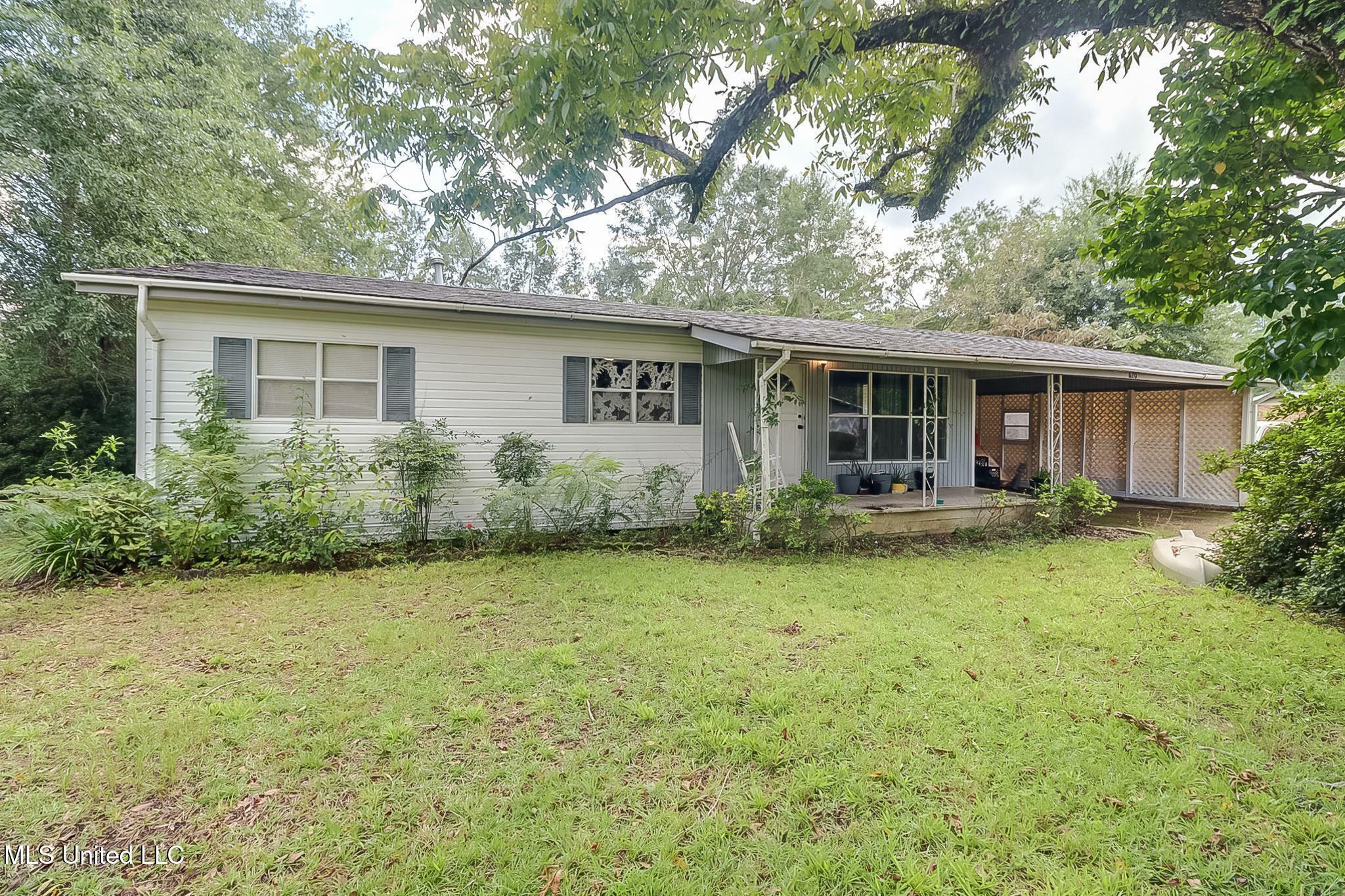 Property Photo:  620 W Border Avenue  MS 39577 