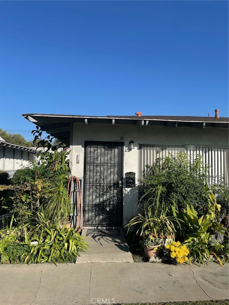 Property Photo:  615 S Euclid Street 33  CA 92704 