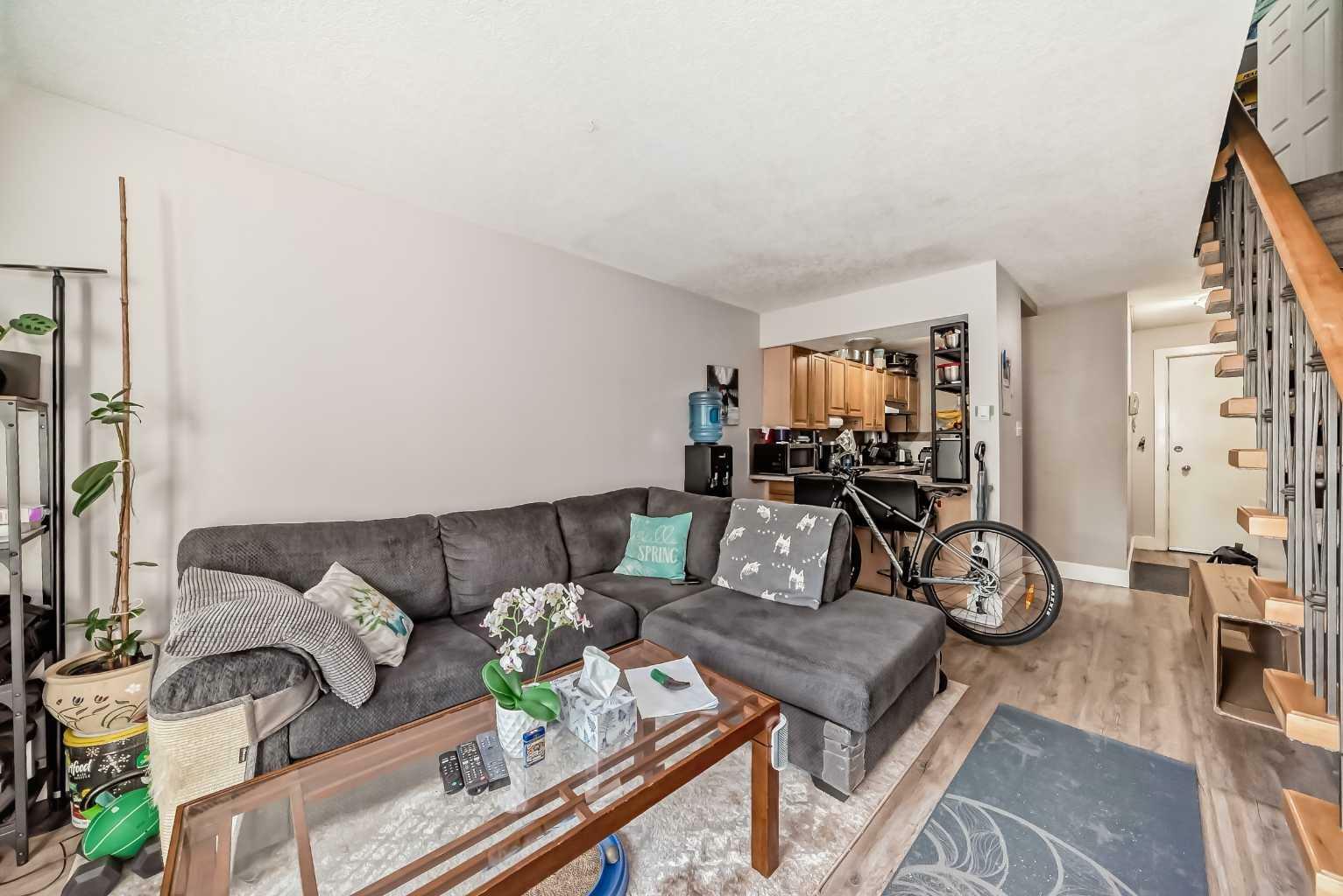 Property Photo:  810 2 Street NE 4  AB T2E 3G4 