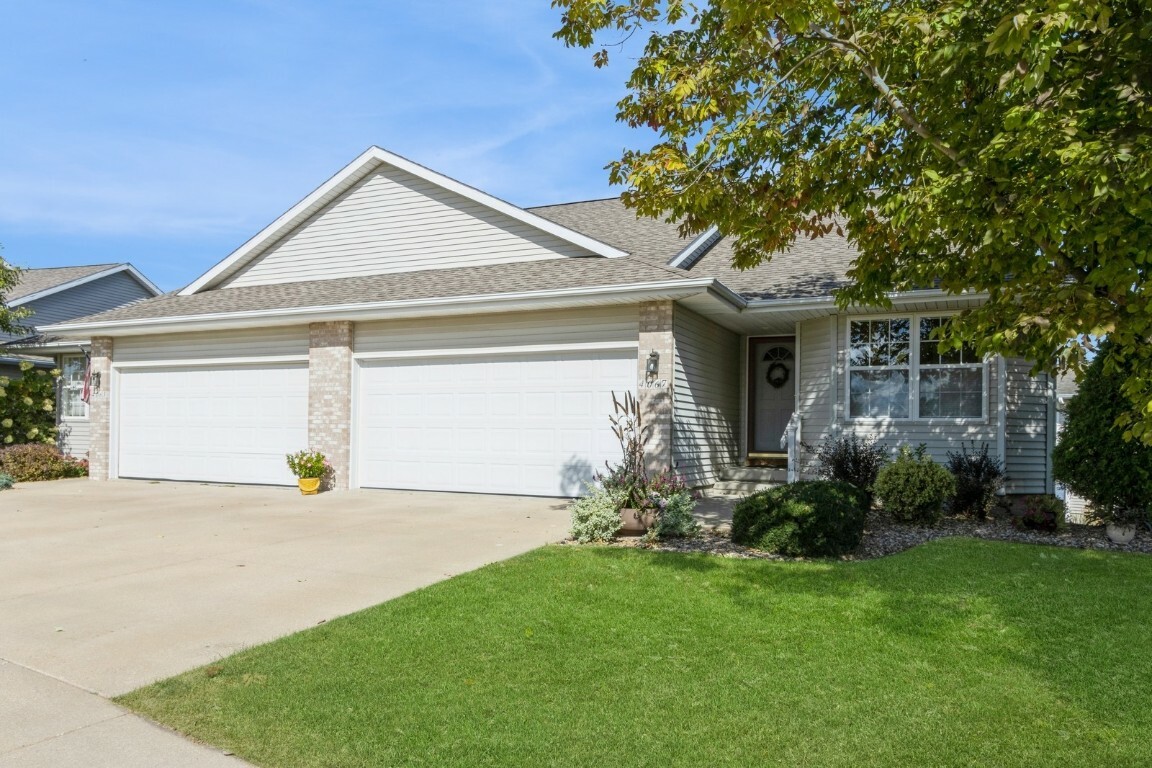 Property Photo:  4067 Lakeview Drive SW  IA 52404 