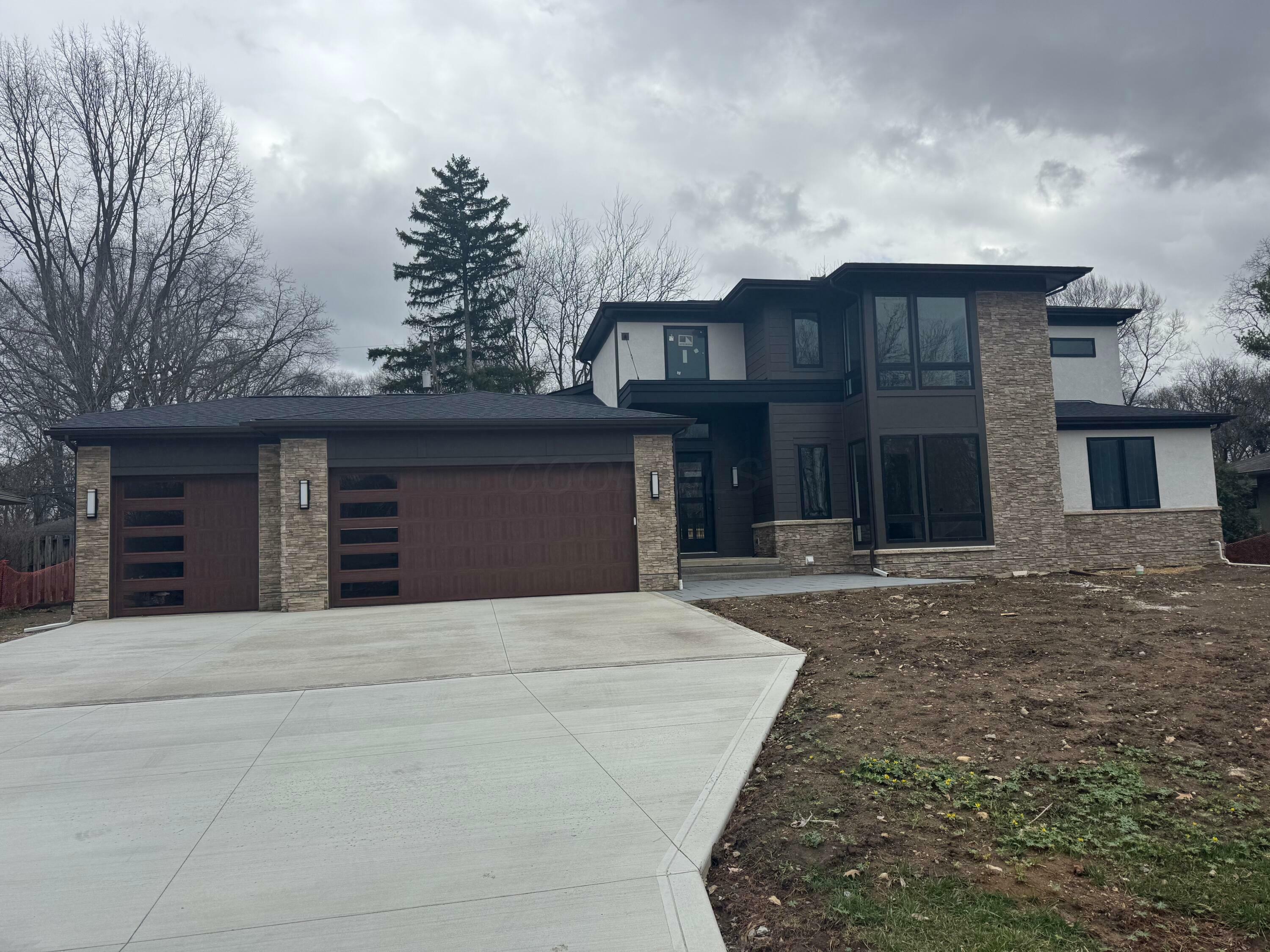 Property Photo: 3130 S Dorchester Road OH 43221