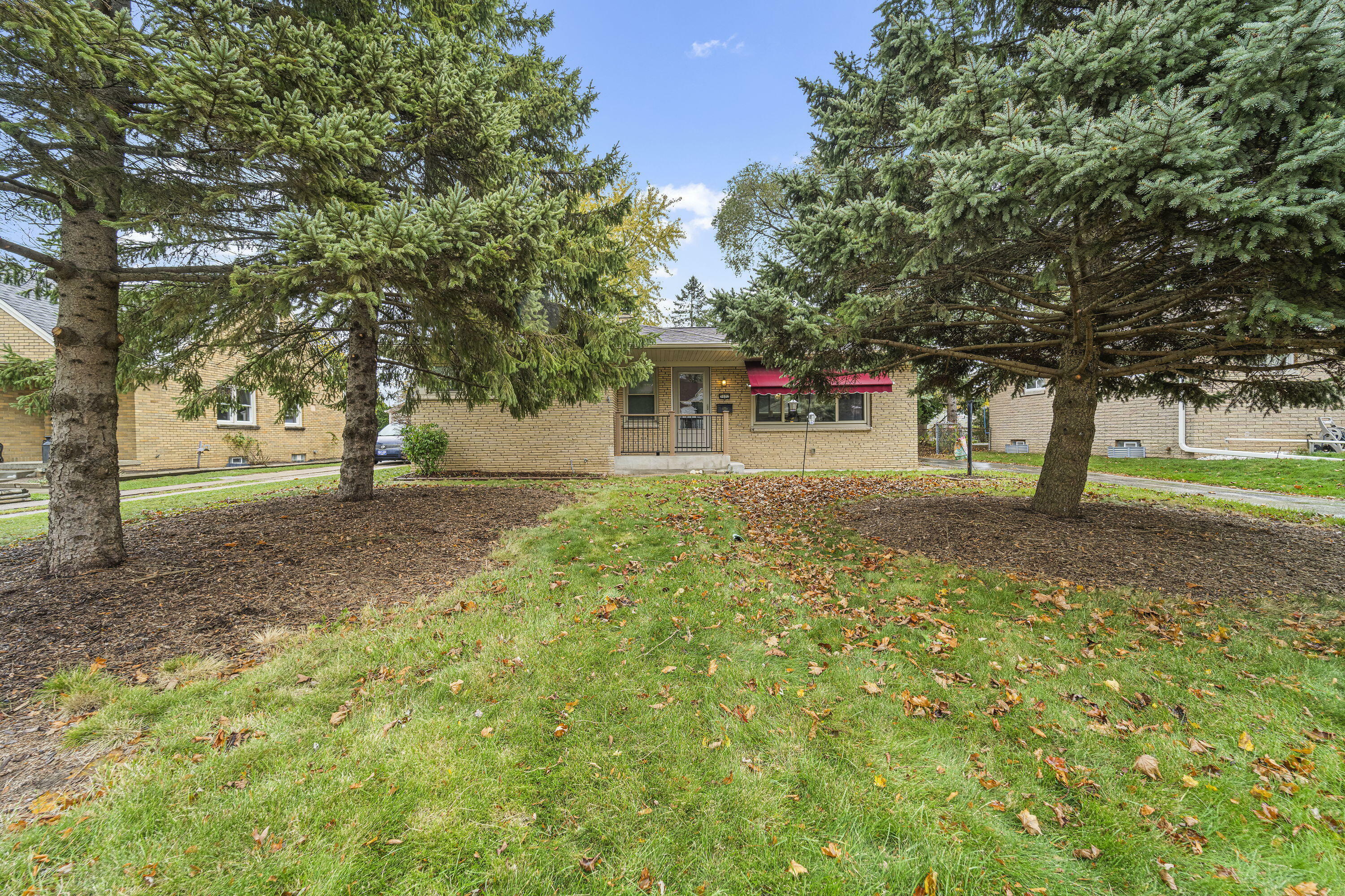 Property Photo:  5602 S Trinthammer Ave  WI 53110 