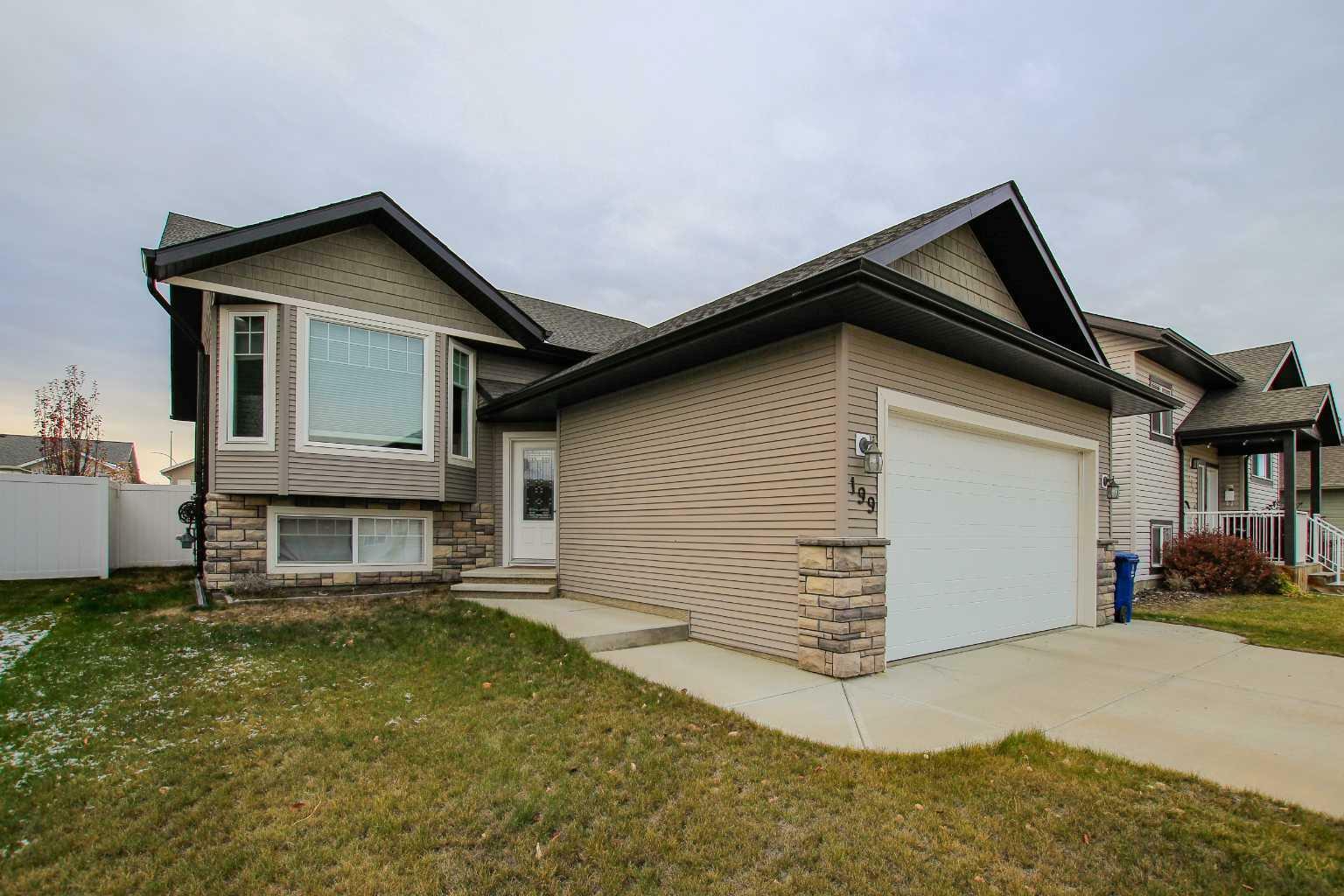 Property Photo:  199 Cedar Square  AB T4M 0A4 