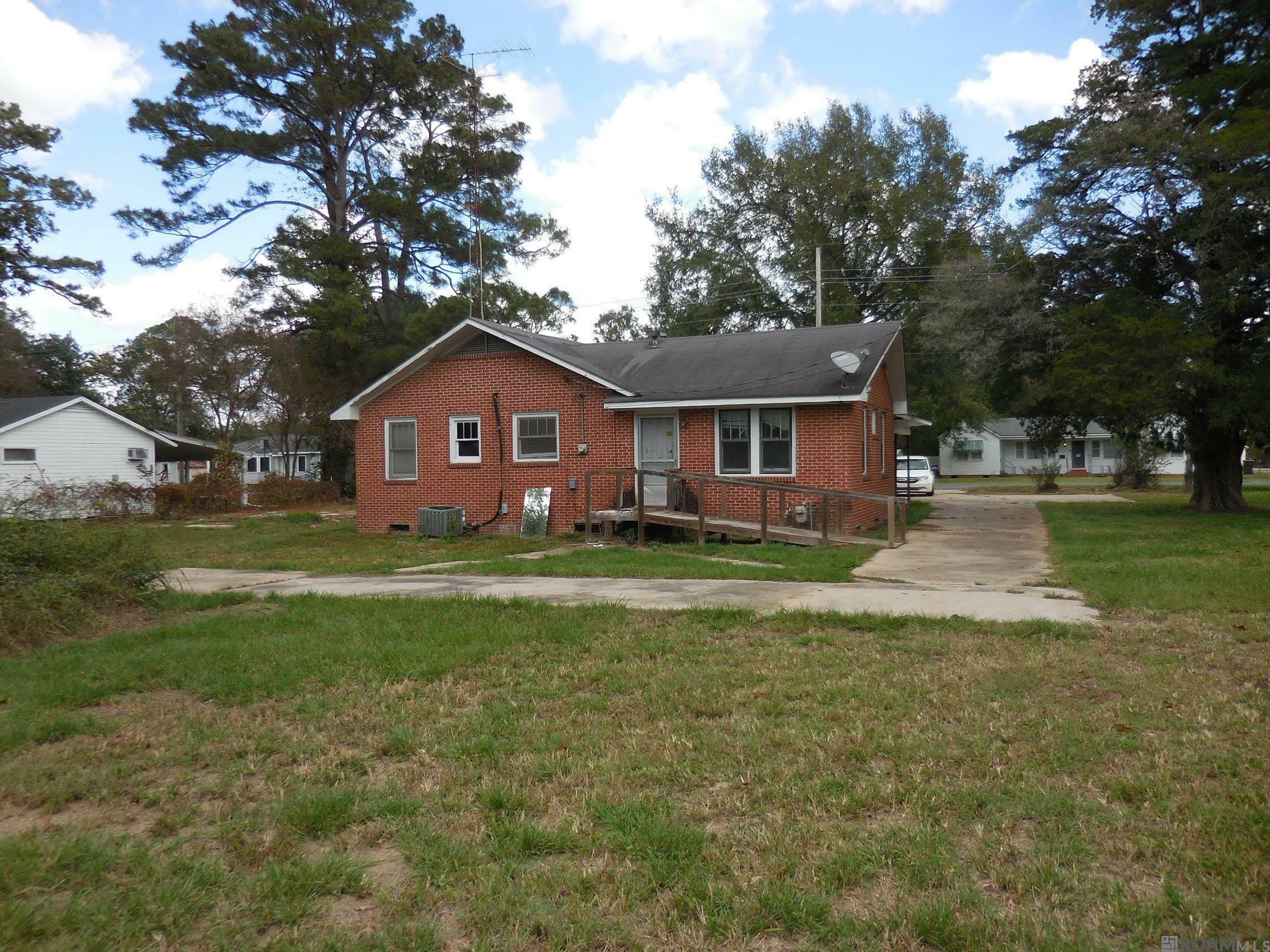 Property Photo:  609 W End Dr  LA 70760 