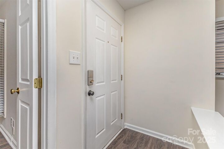 Property Photo:  1101 E Morehead Street 32  NC 28204 