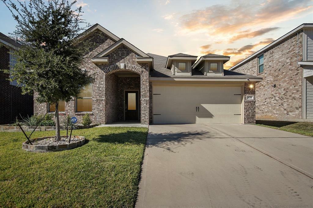 Property Photo:  428 Cross Ridge Circle N  TX 76120 