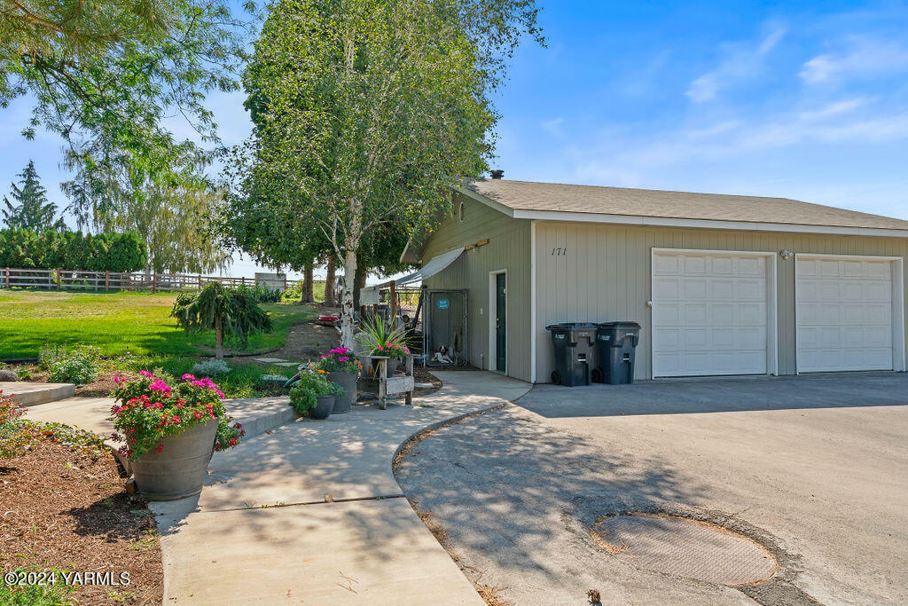 Property Photo:  171 Brigit Rd  WA 98942 